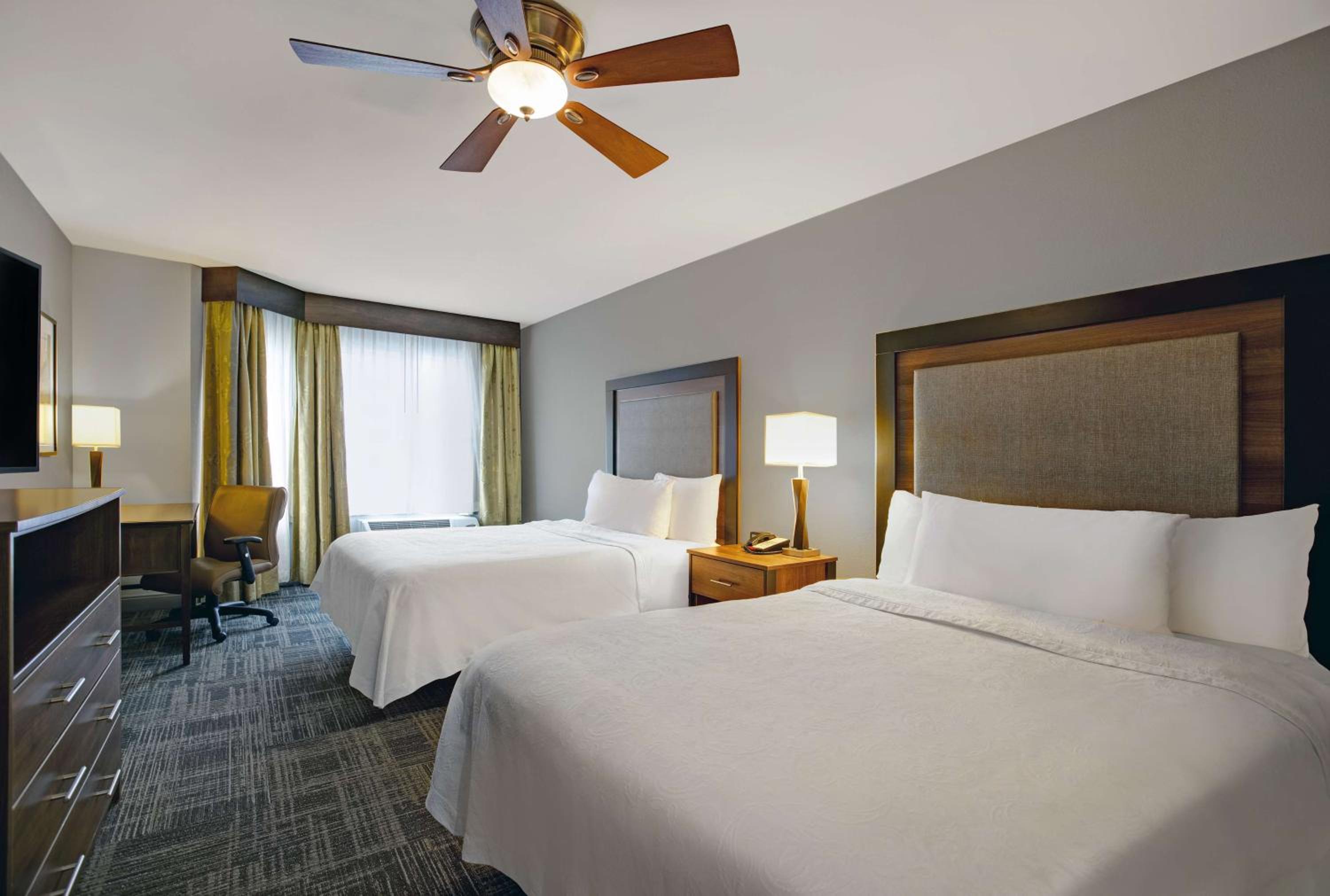One-Bedroom Premium Suite with Two Queen Beds - Non-Smoking - Photo 3