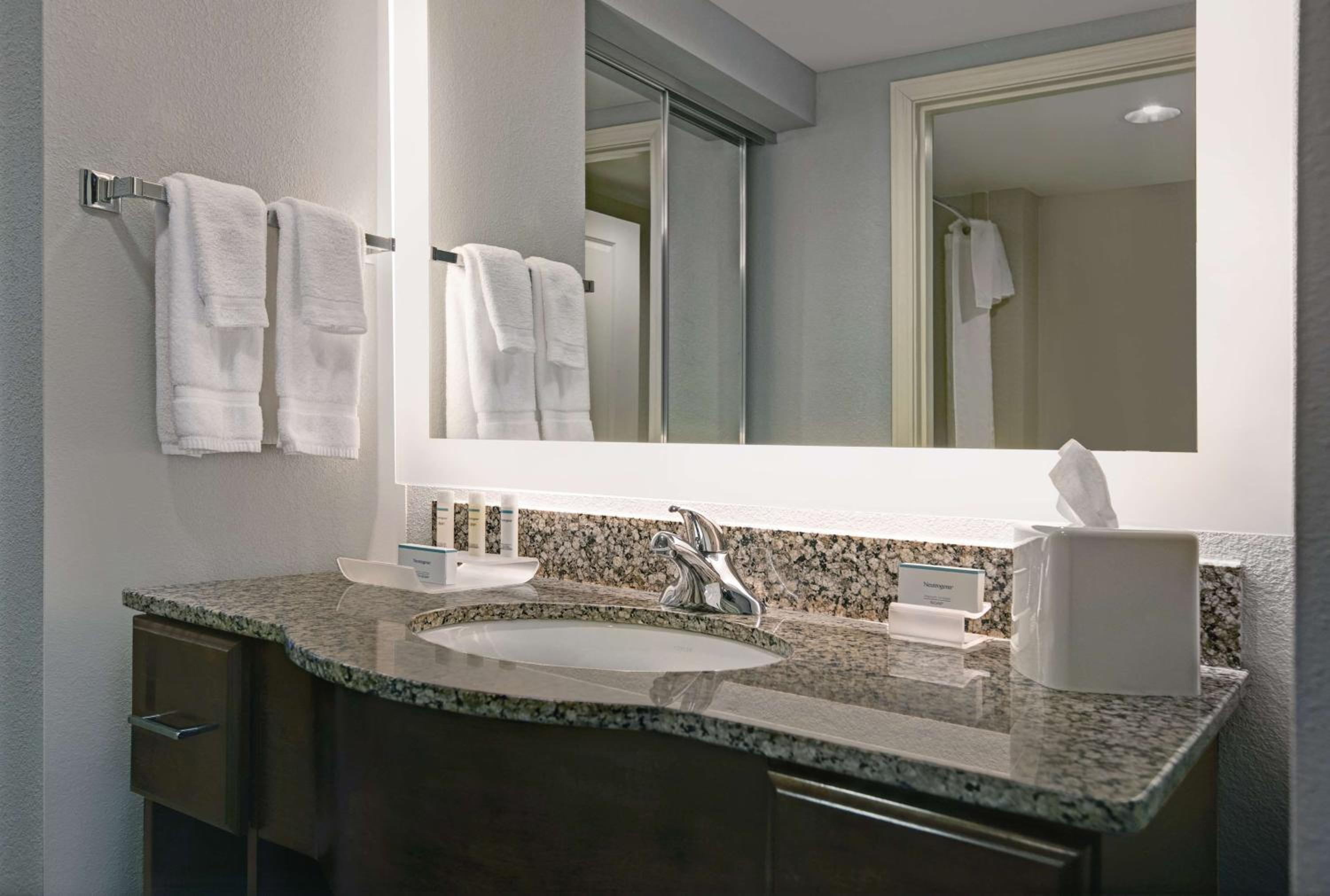 One-Bedroom Premium Suite with Two Queen Beds - Non-Smoking - Photo 5