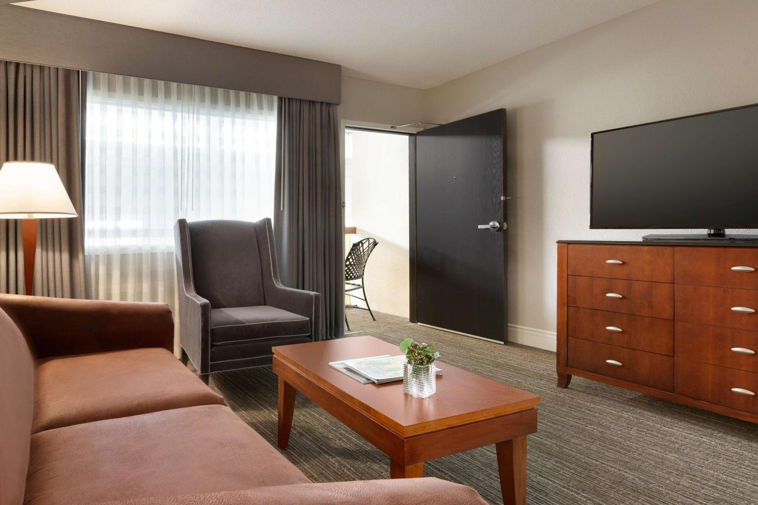 One-Bedroom King Suite - Photo 3