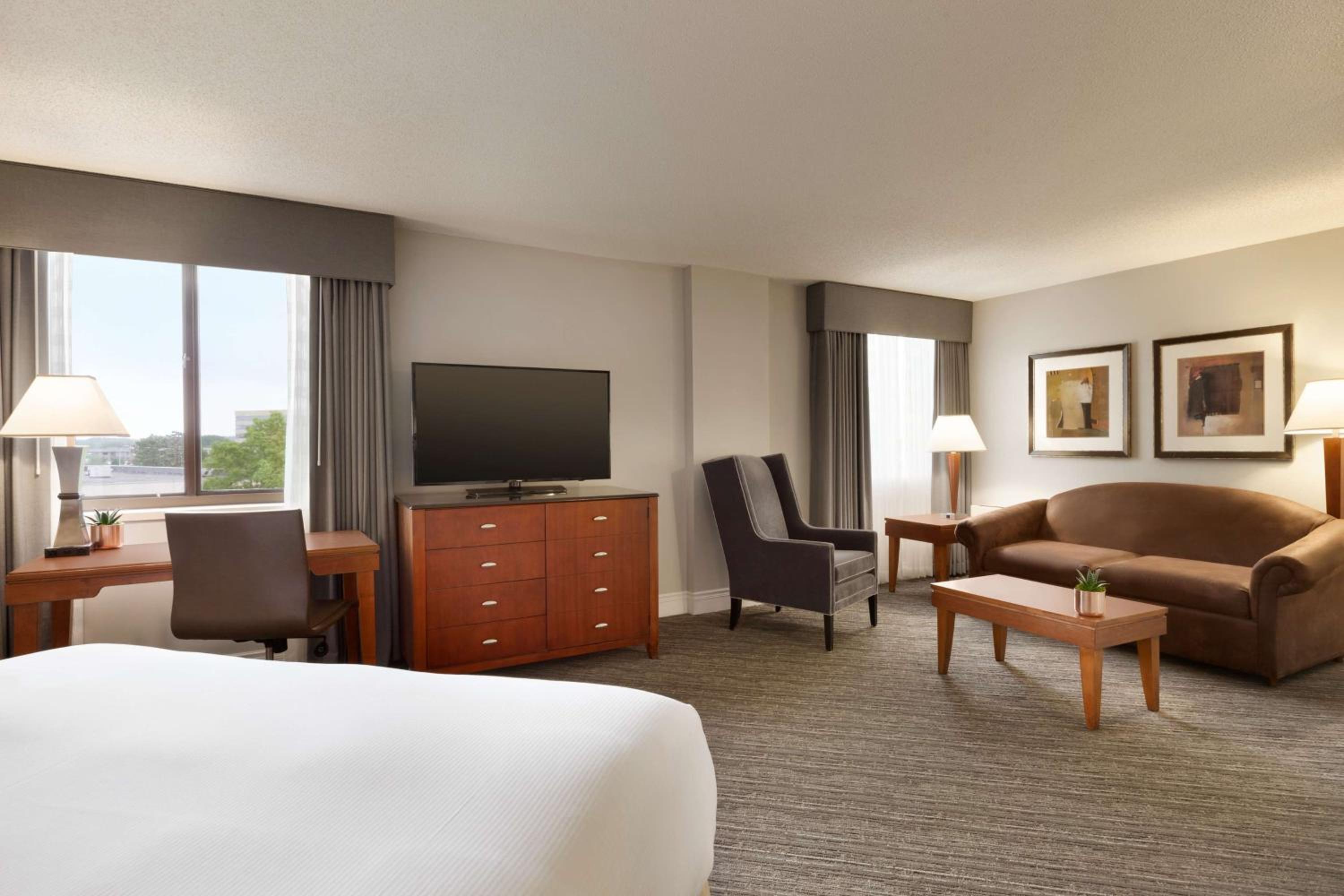 Junior King Suite with Seating Area - Photo 2
