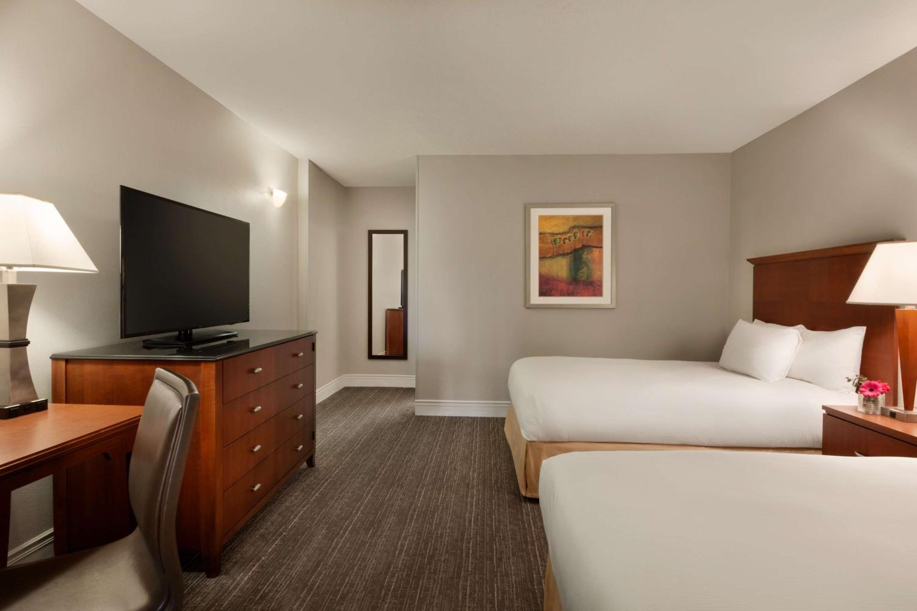 One-Bedroom Suite with Two Double Beds and Sofa Bed - Photo 2