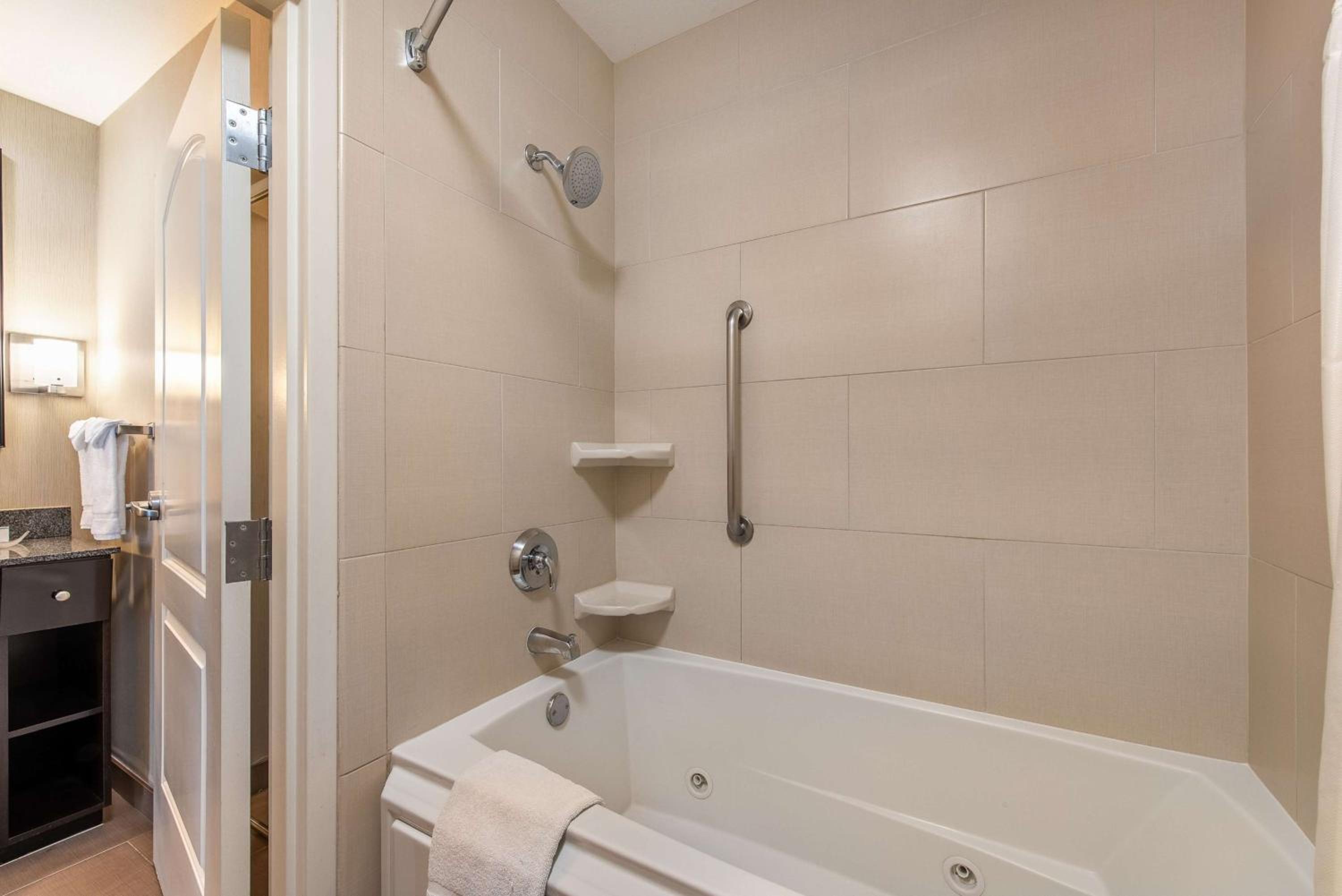 One-Bedroom Queen Suite with Two Queen Beds - Non-Smoking - Photo 4