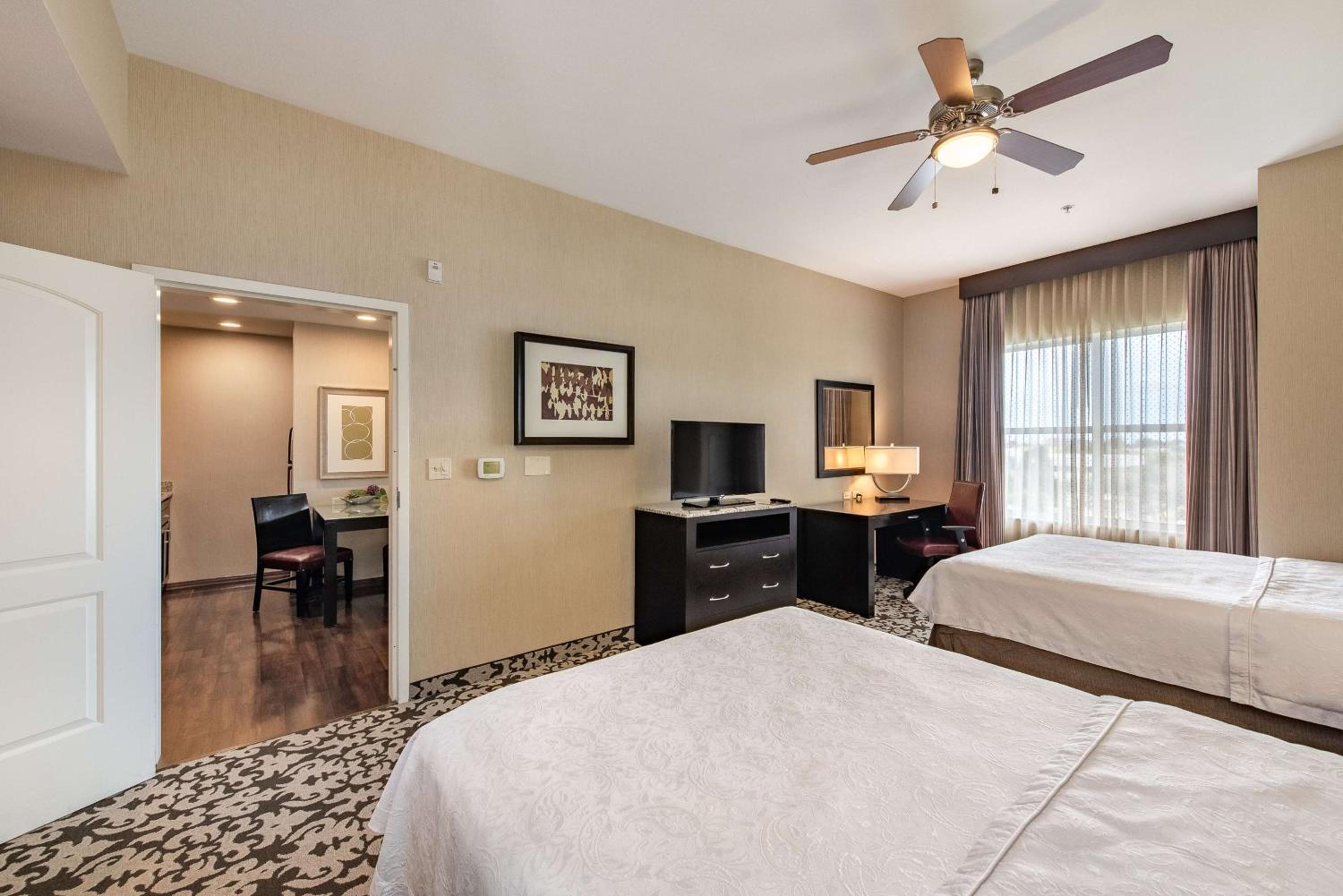 One-Bedroom Queen Suite with Two Queen Beds - Non-Smoking - Photo 3