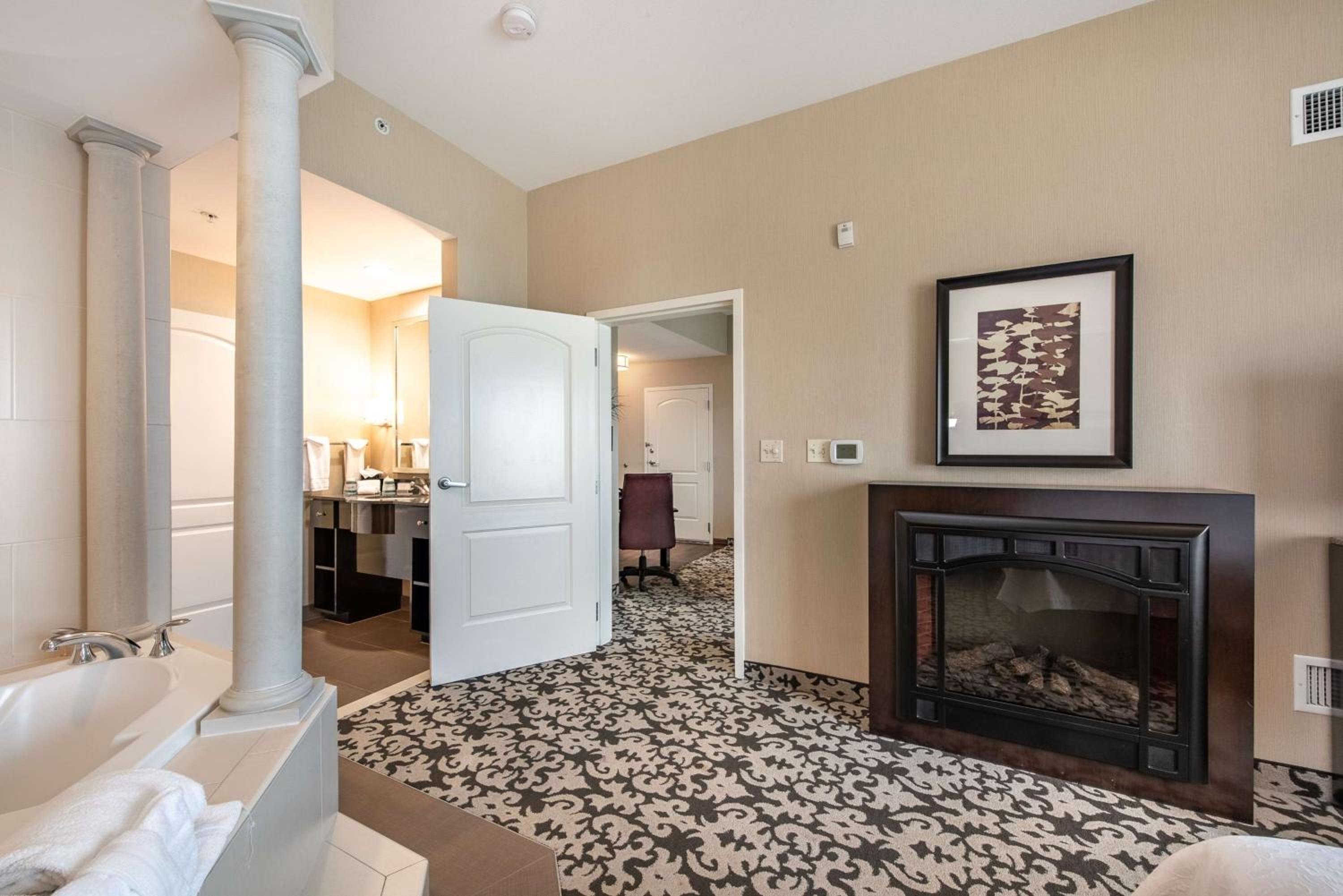 King Suite with Fireplace - Photo 7