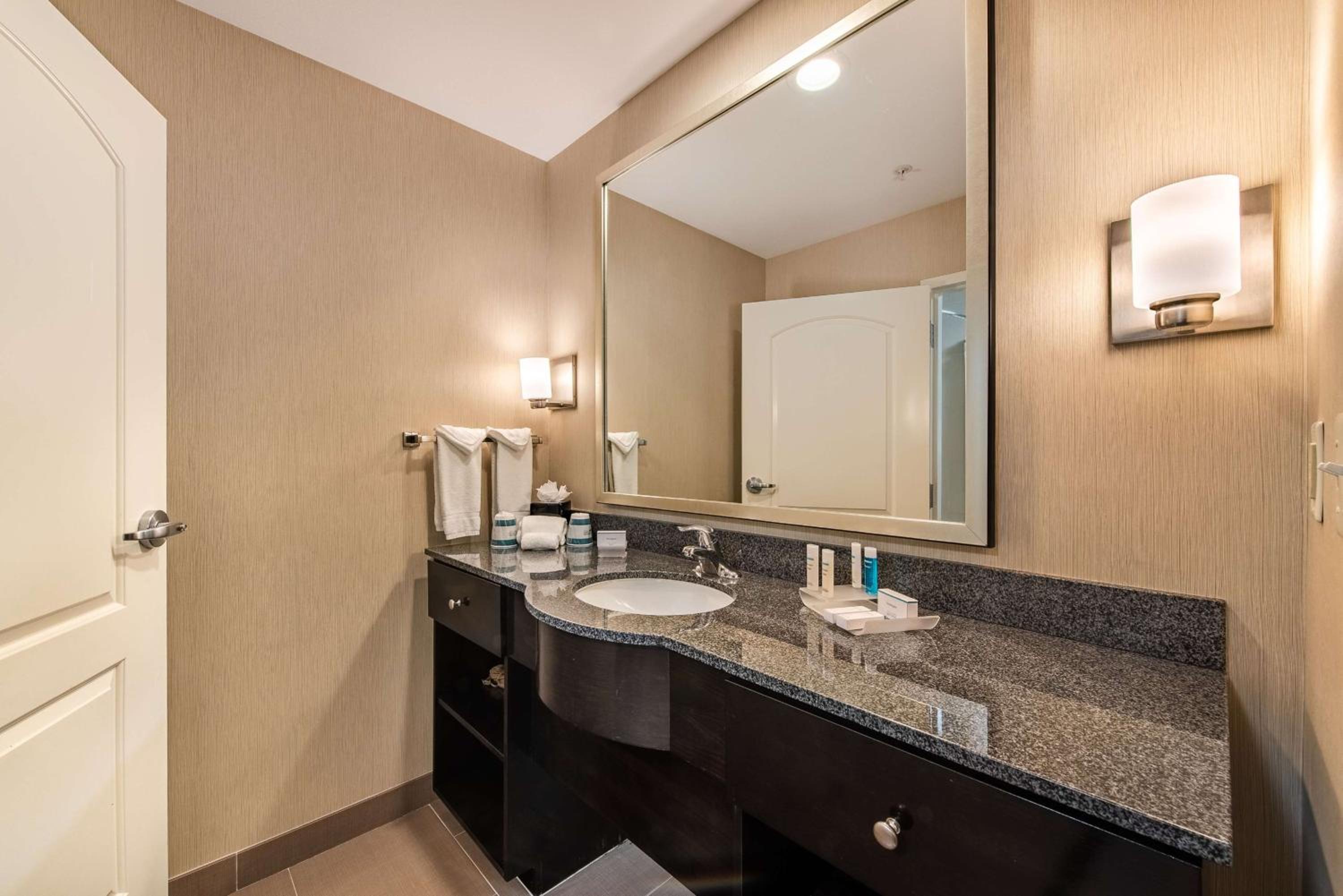 Two-Bedroom Suite - Non-Smoking - Photo 6
