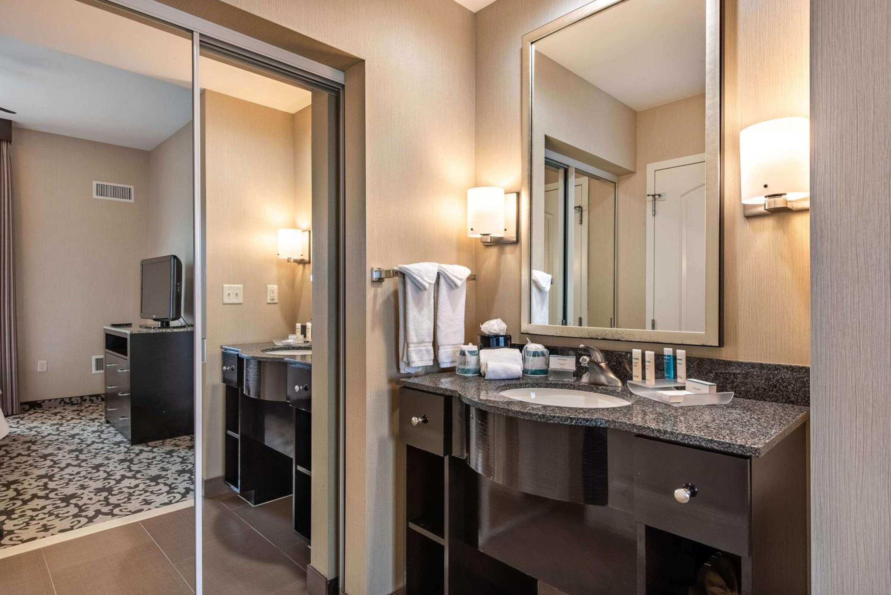 One-Bedroom King Suite - Non-Smoking - Photo 2