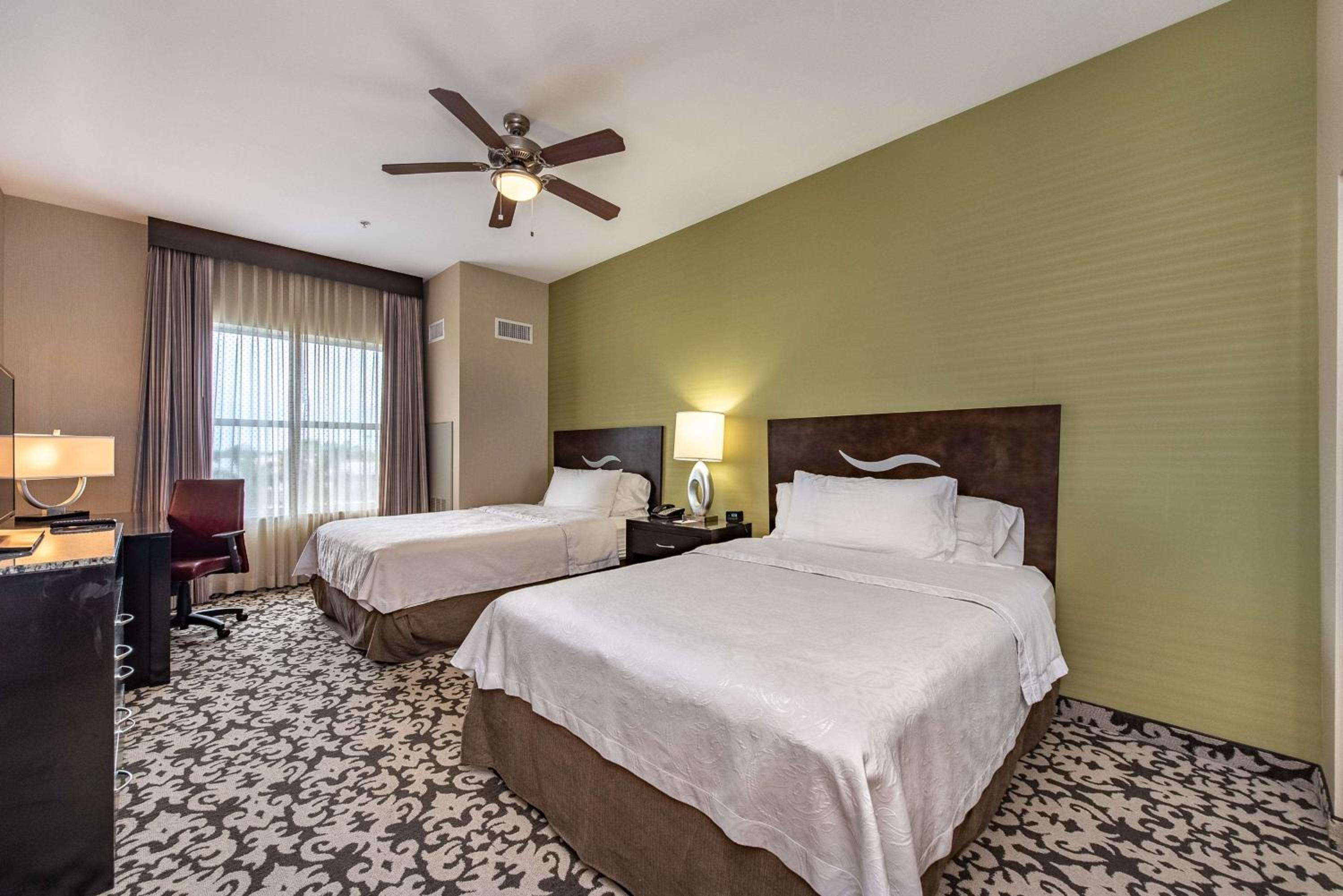One-Bedroom Queen Suite with Two Queen Beds - Non-Smoking - Photo 2
