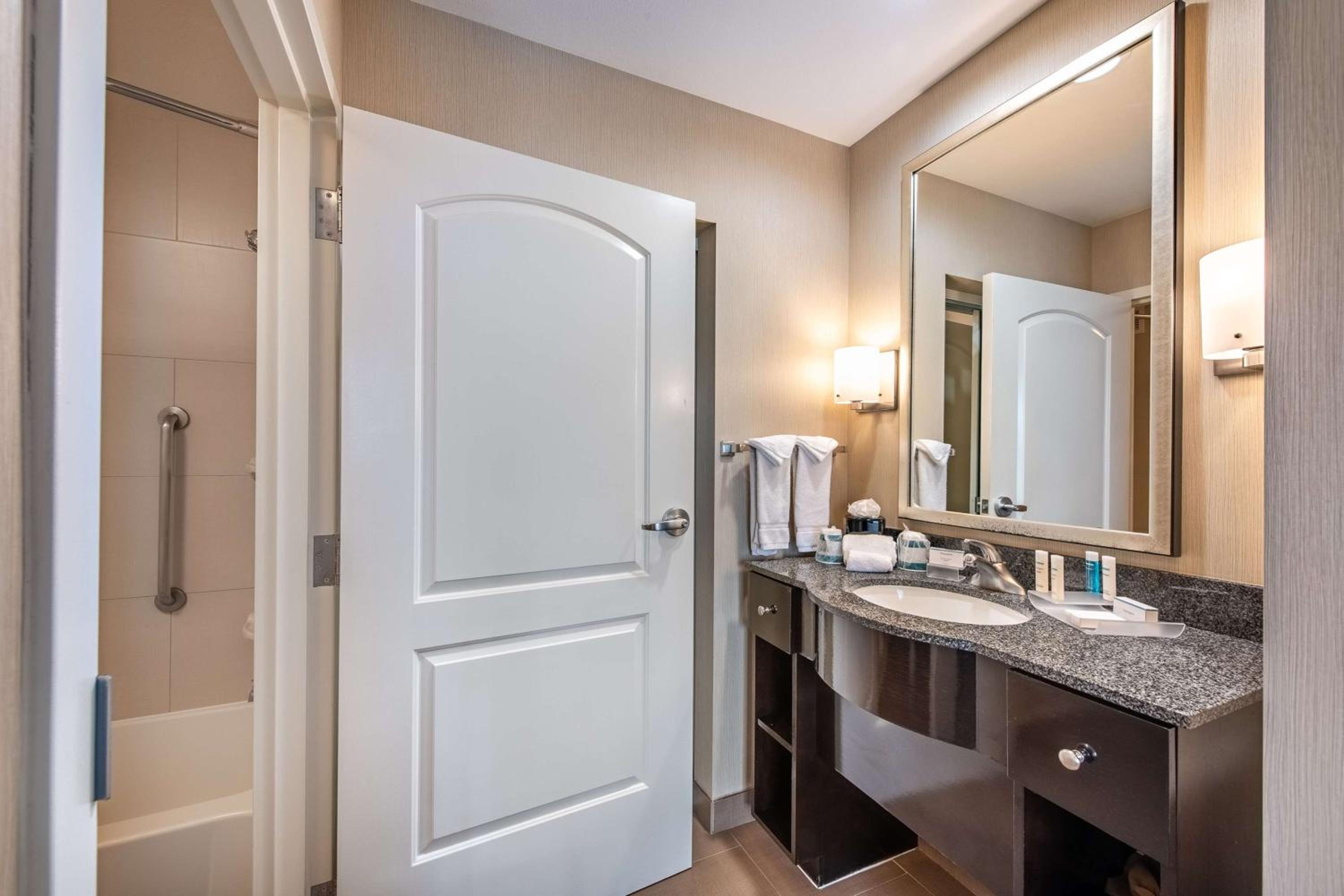 One-Bedroom Queen Suite with Two Queen Beds - Non-Smoking - Photo 5