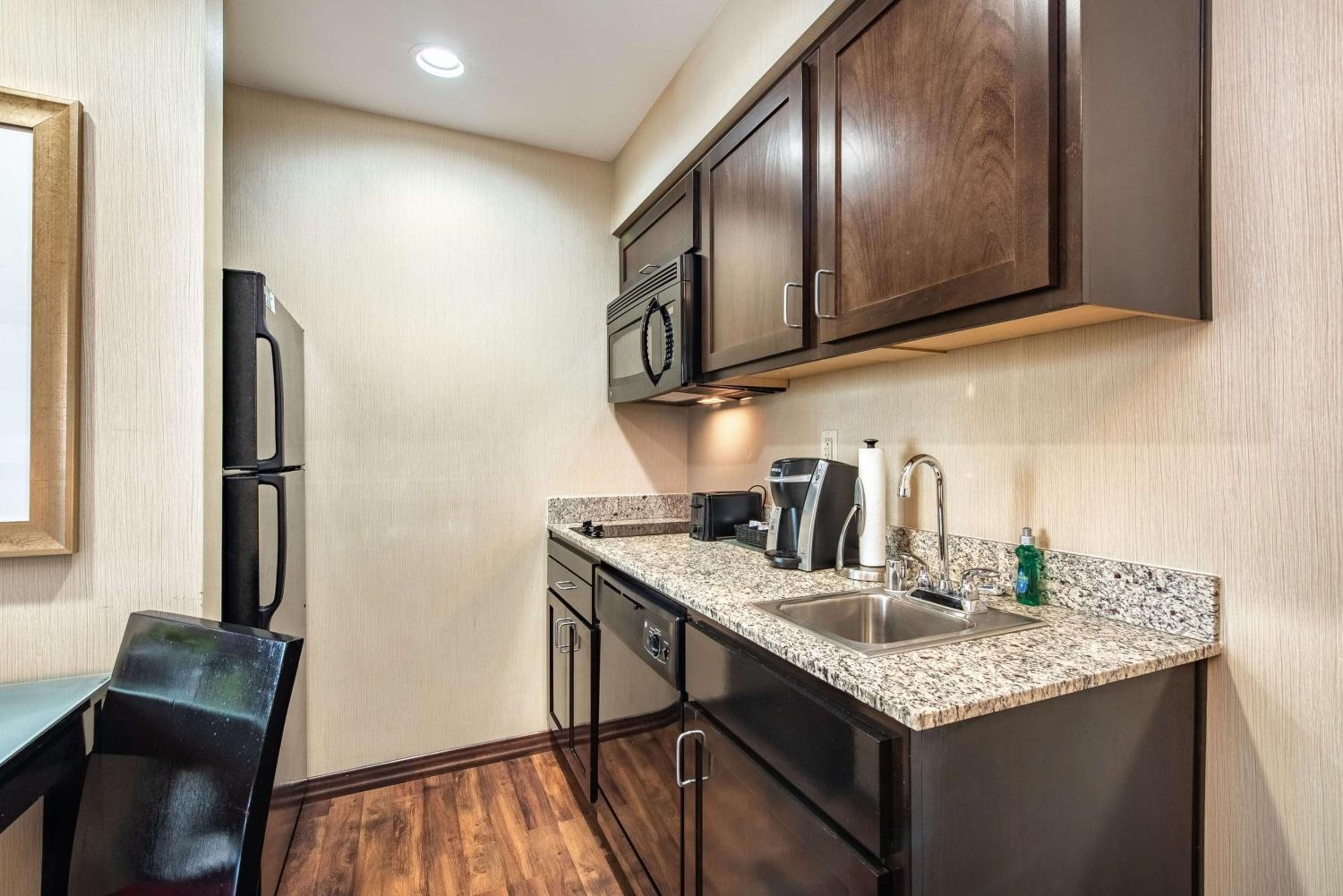 King Studio Suite - Non-Smoking - Photo 3