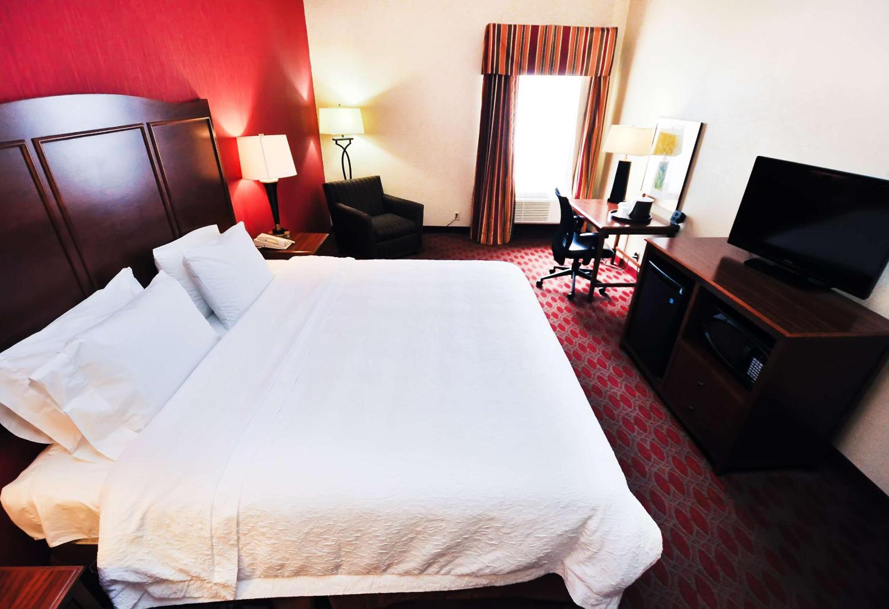 King Room with King Bed - Non-Smoking - Photo 1