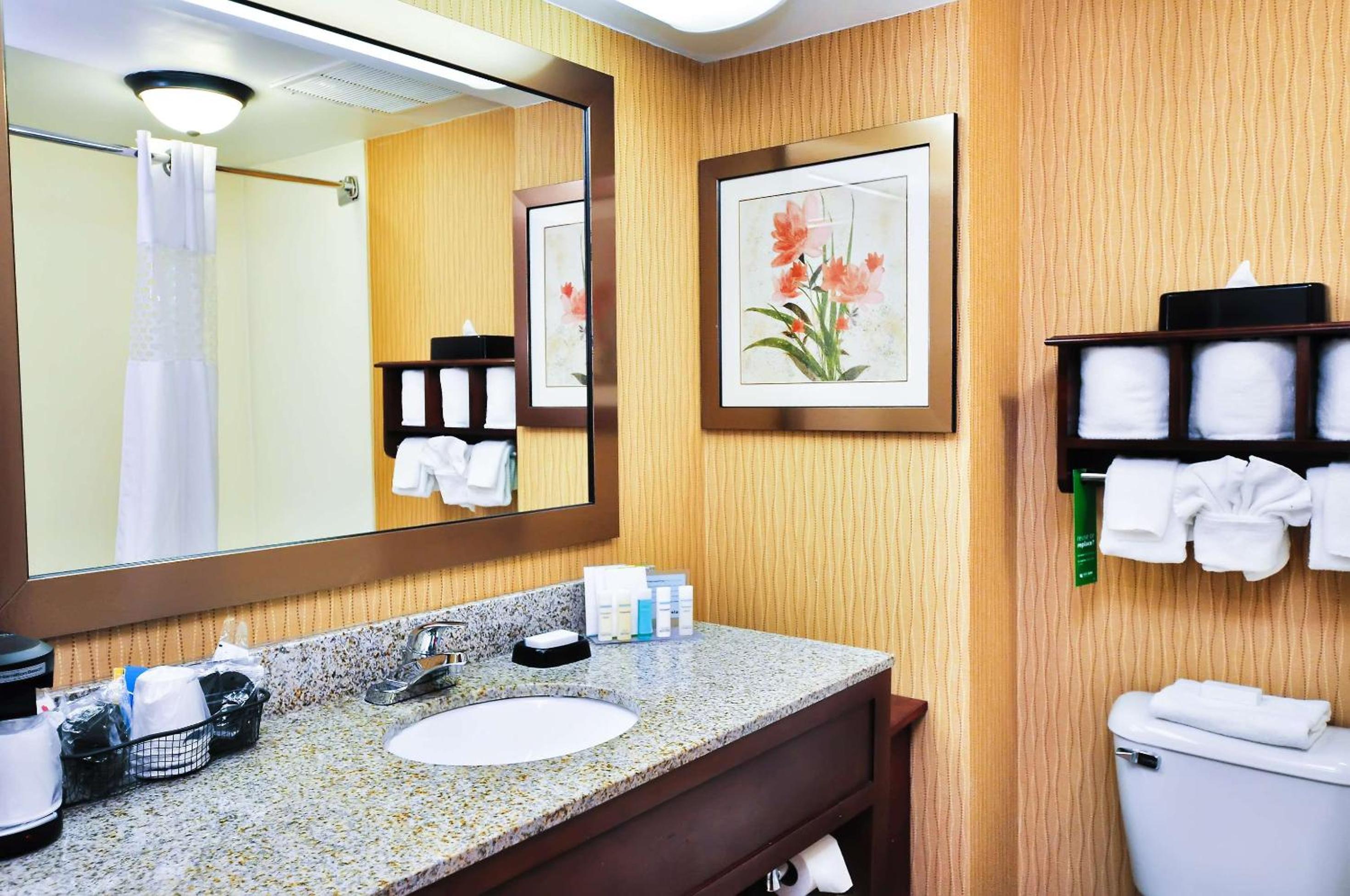 King Room with King Bed - Non-Smoking - Photo 2