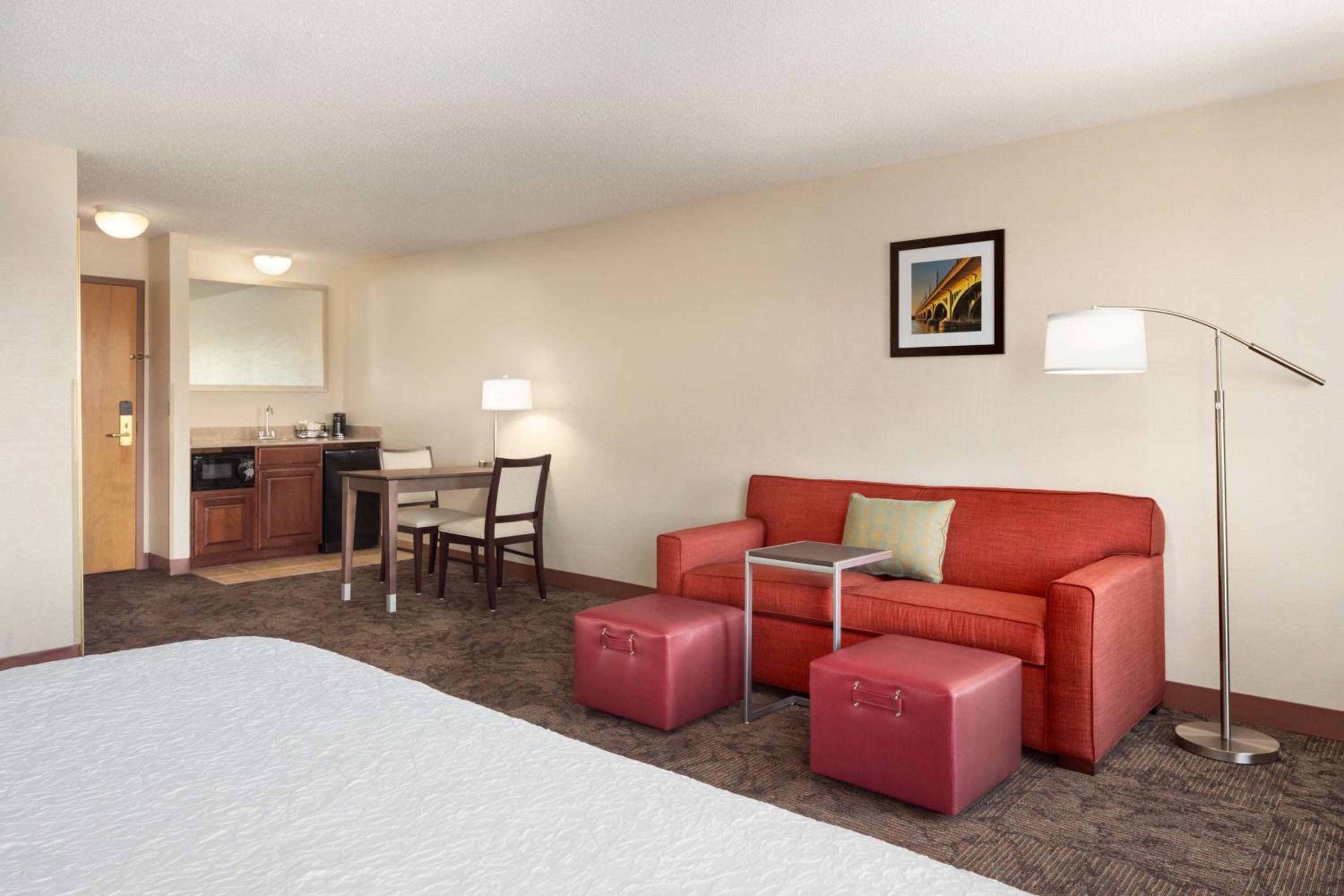Queen Studio Suite with Two Queen Beds and Sofa Bed - Non-Smoking - Photo 2