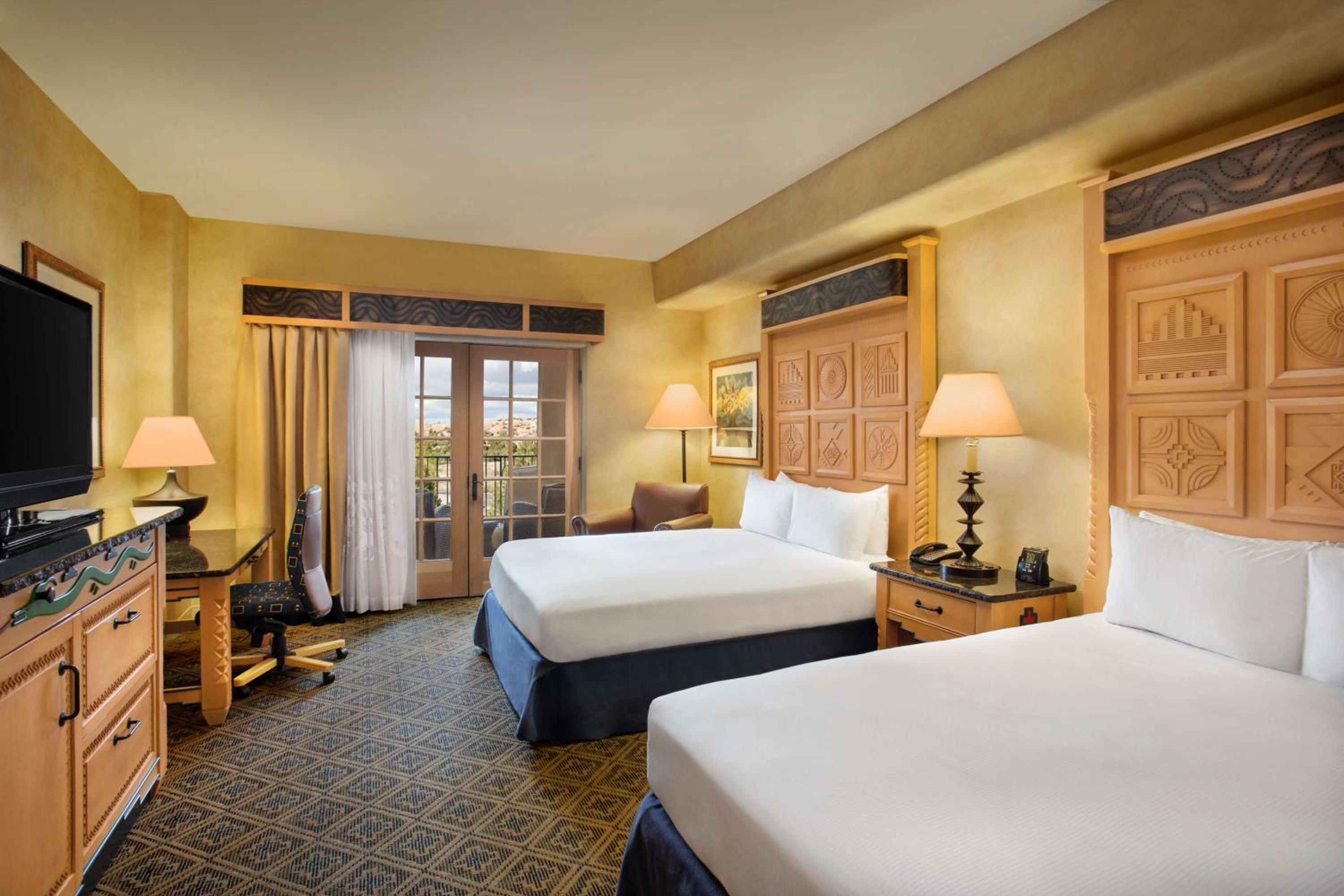 Queen Room with Two Queen Beds with Balcony photo 3