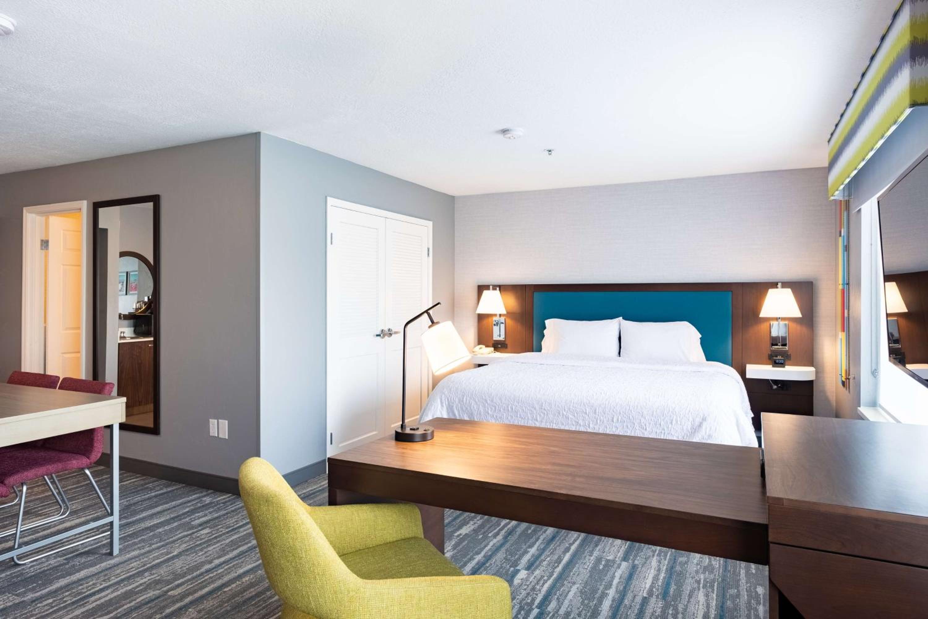 King Suite with Sofa Bed - Non-Smoking - Photo 6