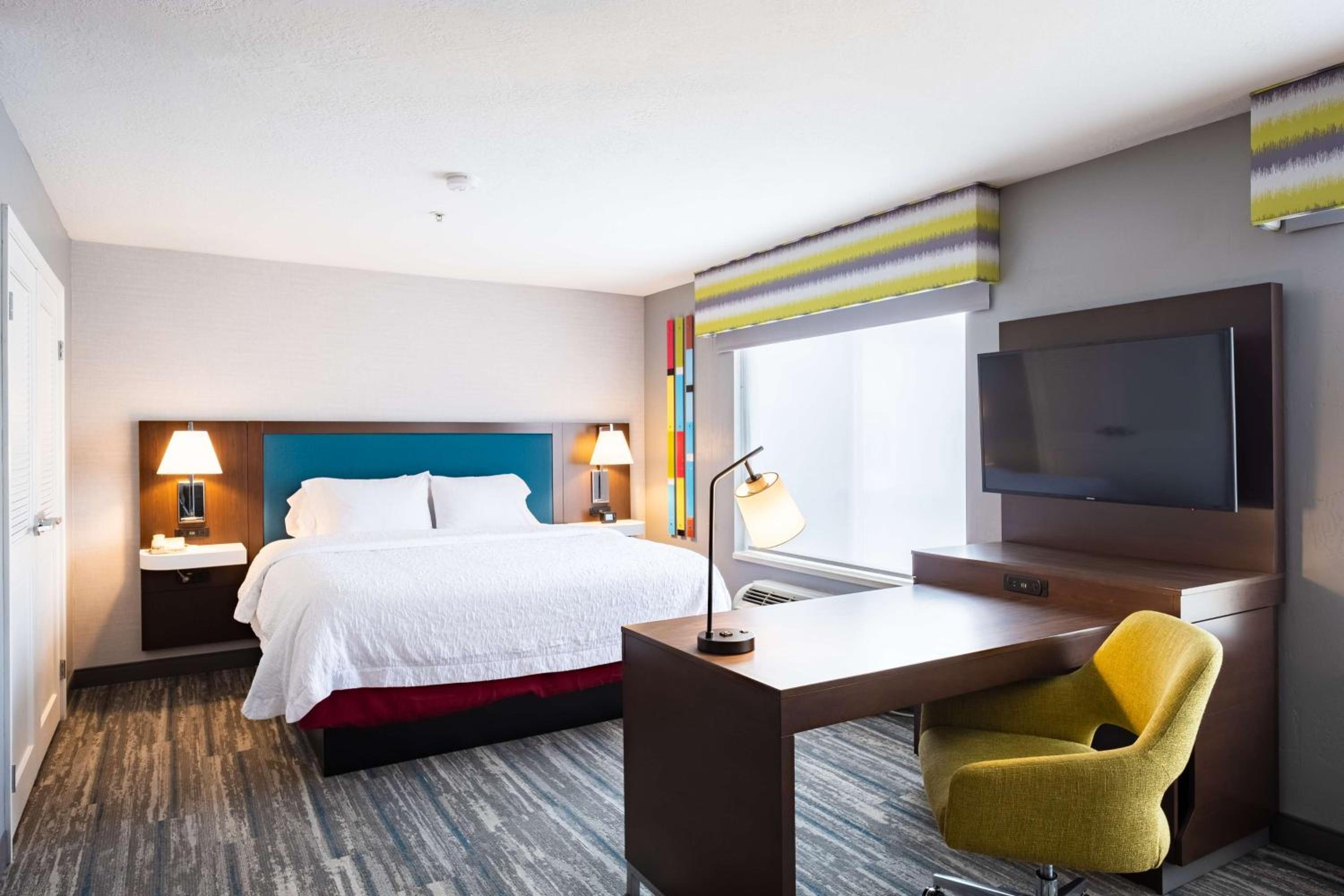 King Suite with Sofa Bed - Non-Smoking - Photo 7