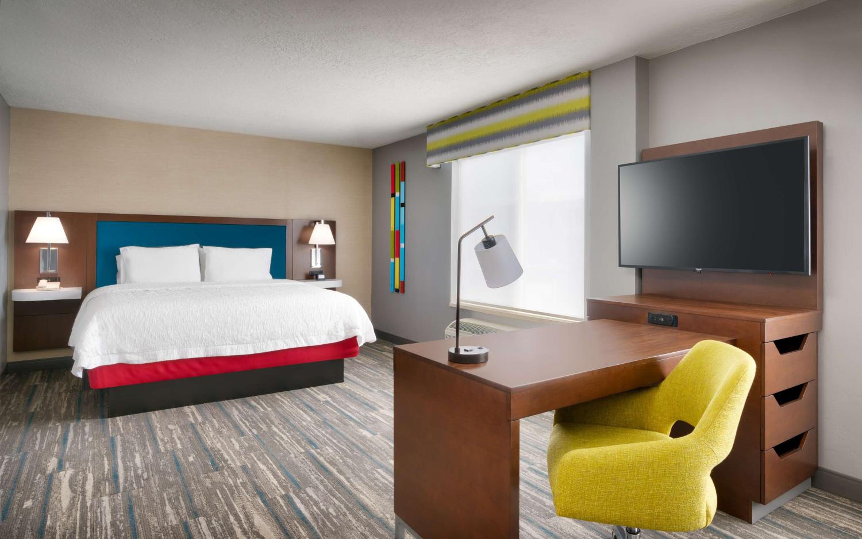 King Suite with Sofa Bed - Non-Smoking - Photo 4