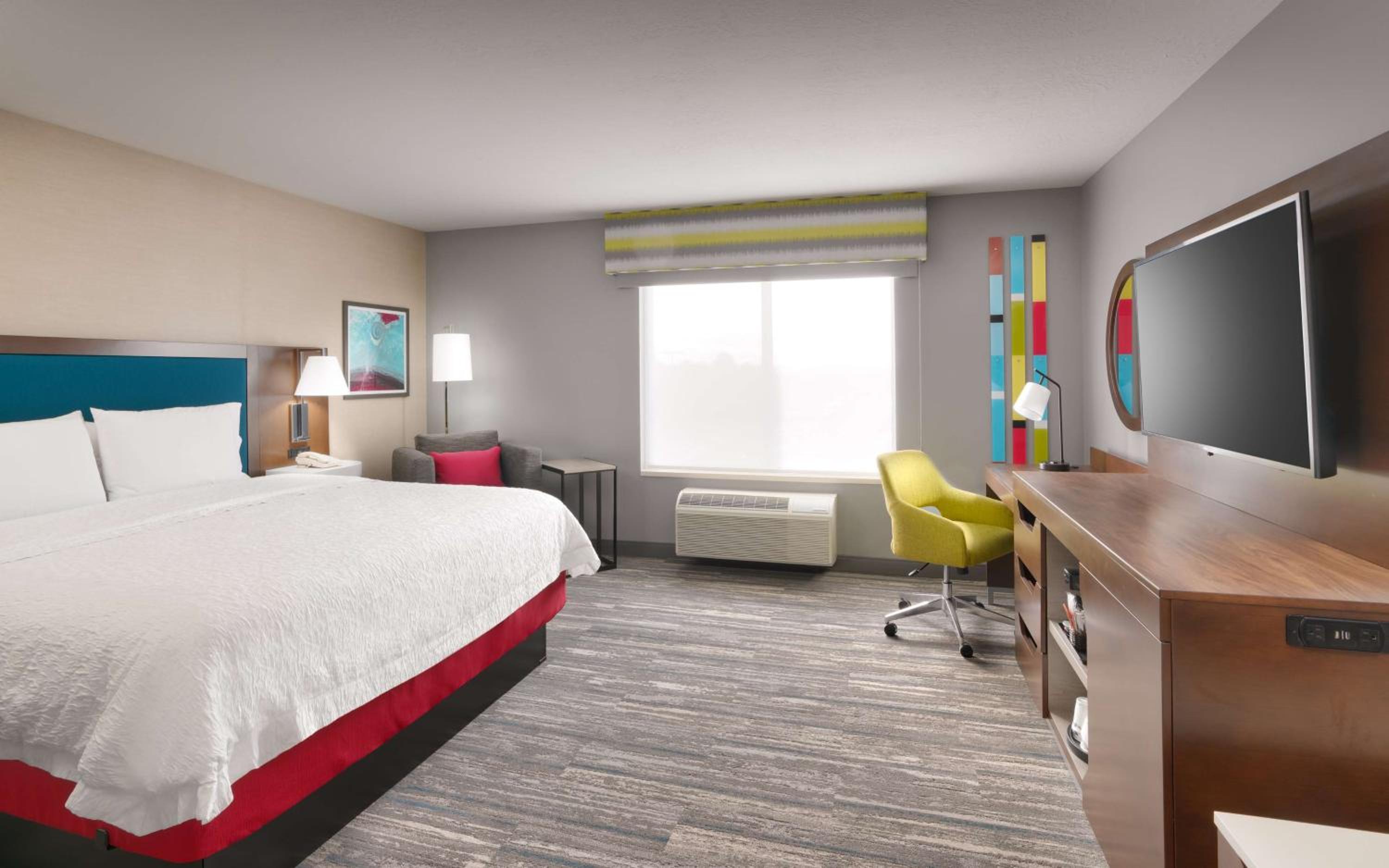 King Room with King Bed - Non-Smoking - Photo 4