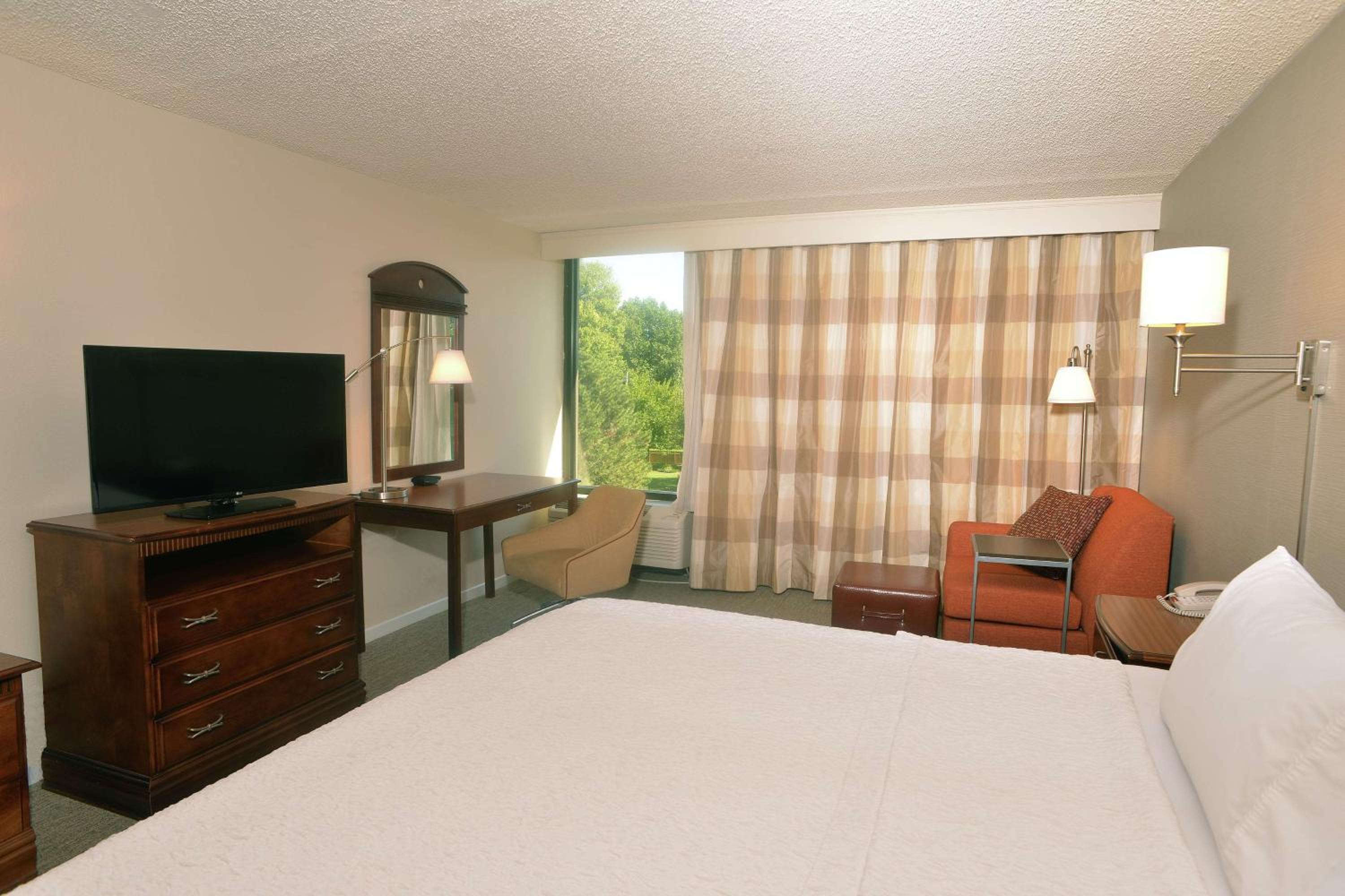 King Room with King Bed - Non-Smoking - Photo 1