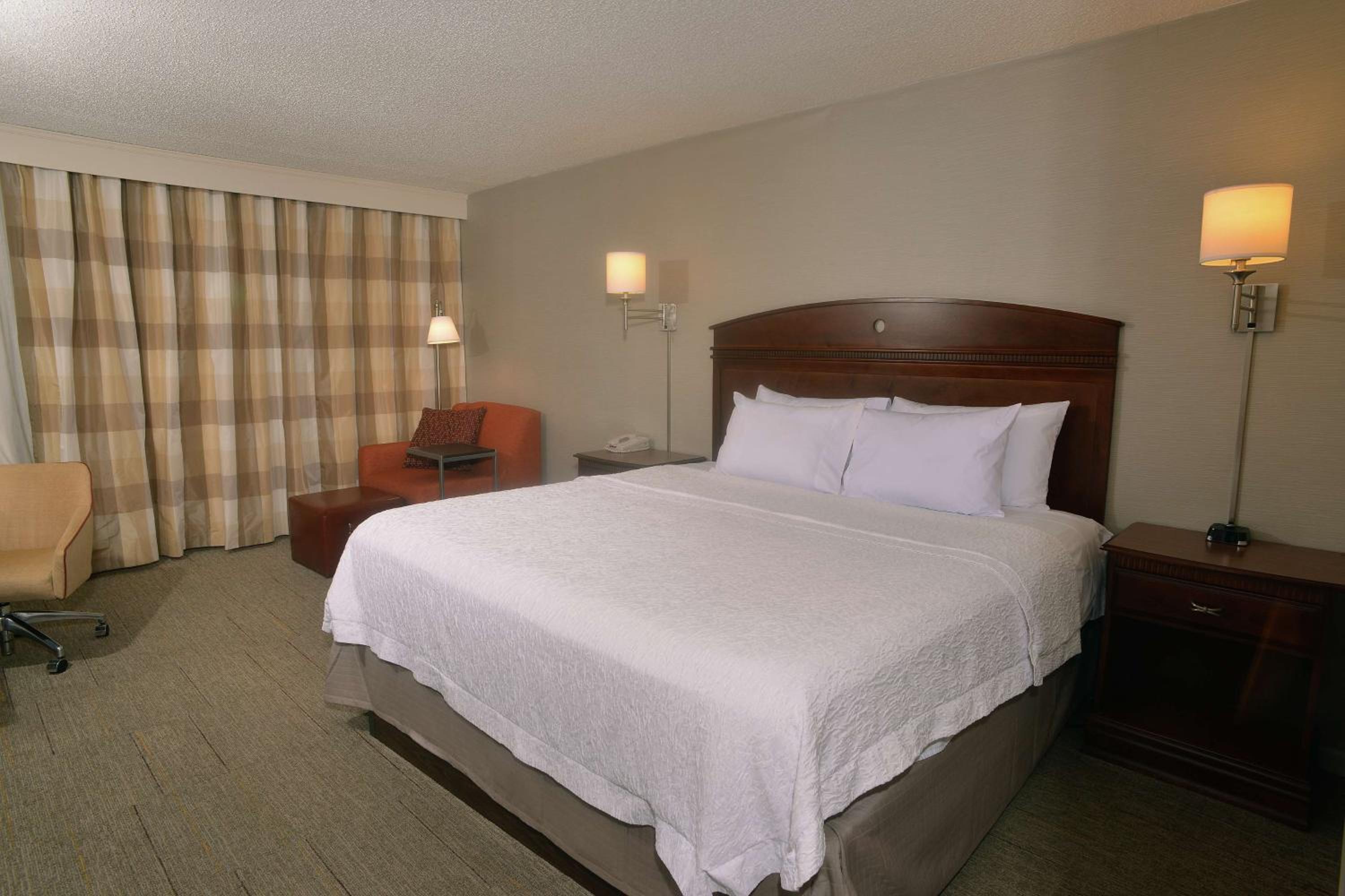 King Room with King Bed - Non-Smoking - Photo 2