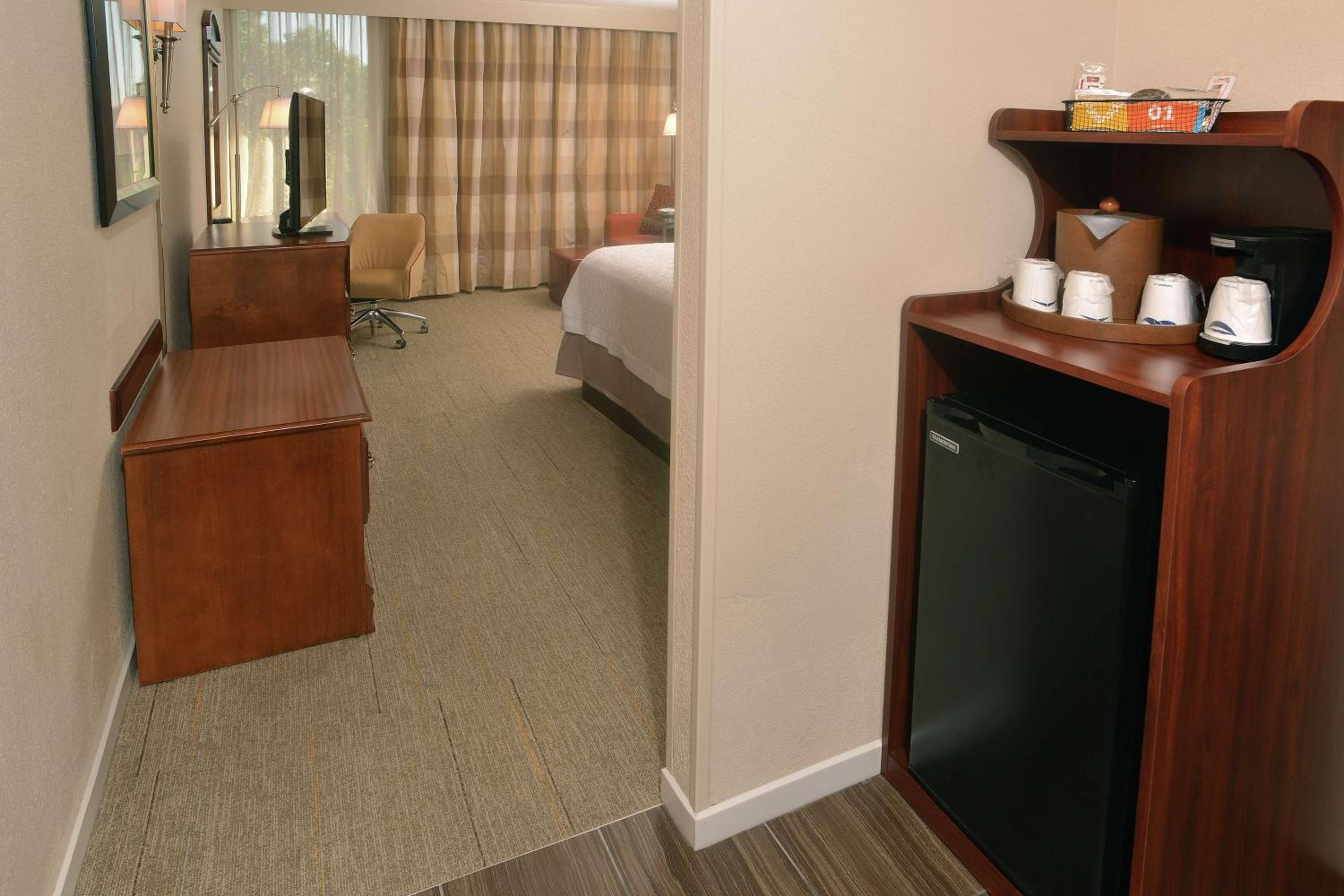 King Room with King Bed - Non-Smoking - Photo 3