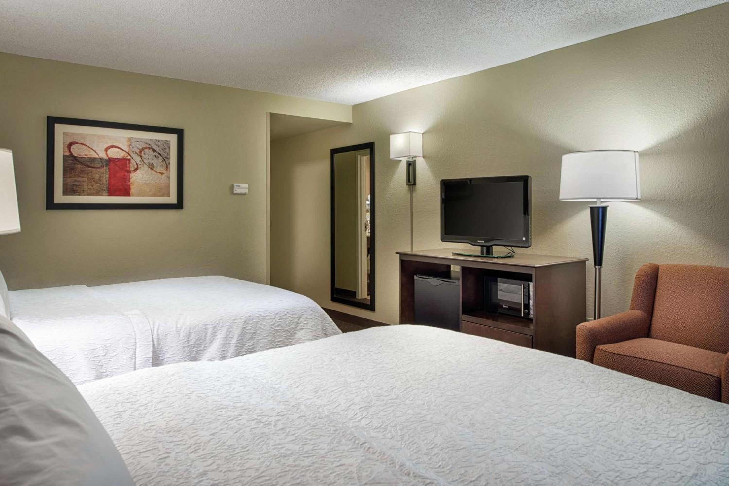 Room with Two Queen Beds - Non-Smoking - Photo 7