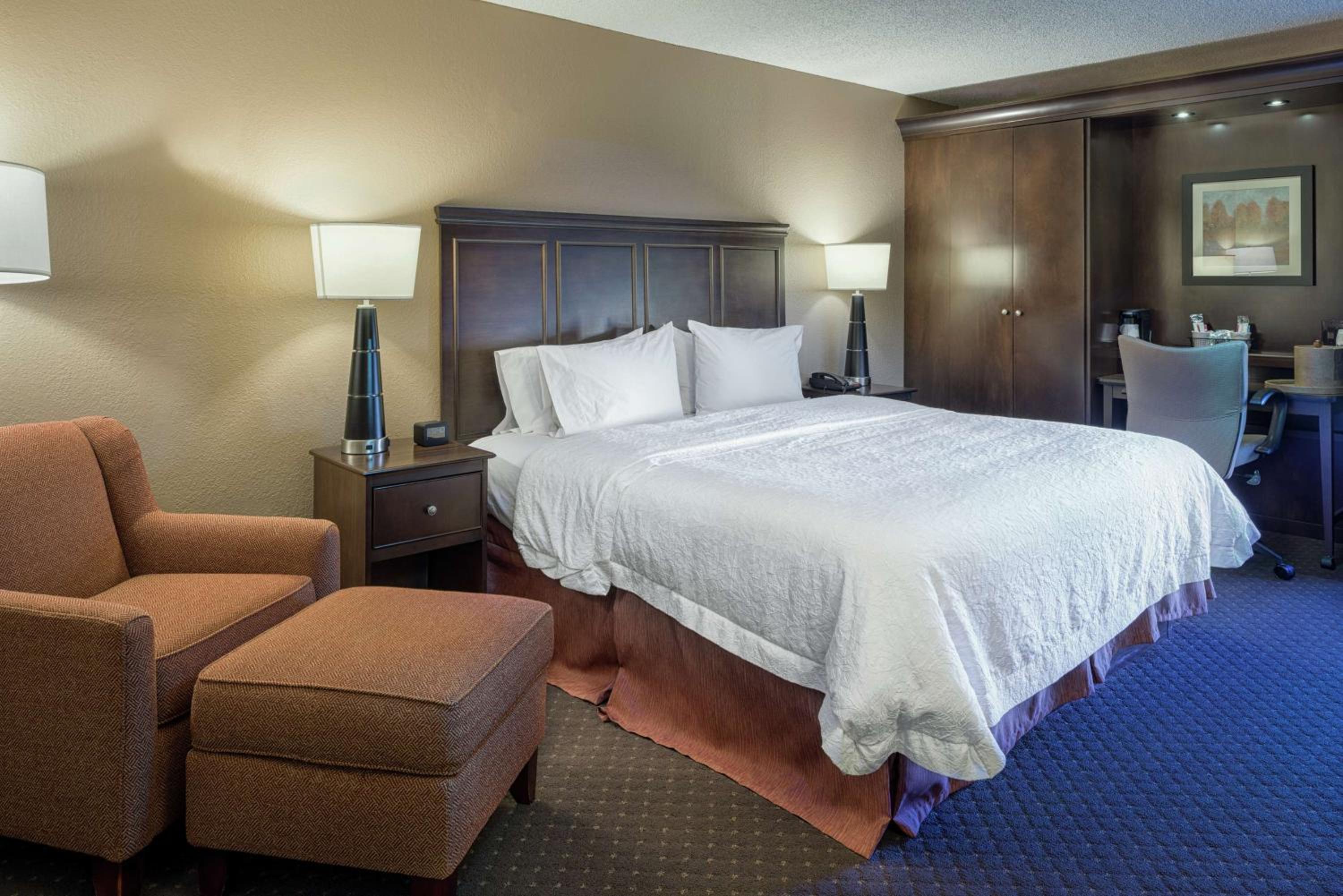 King Room with King Bed - Non-Smoking - Photo 1