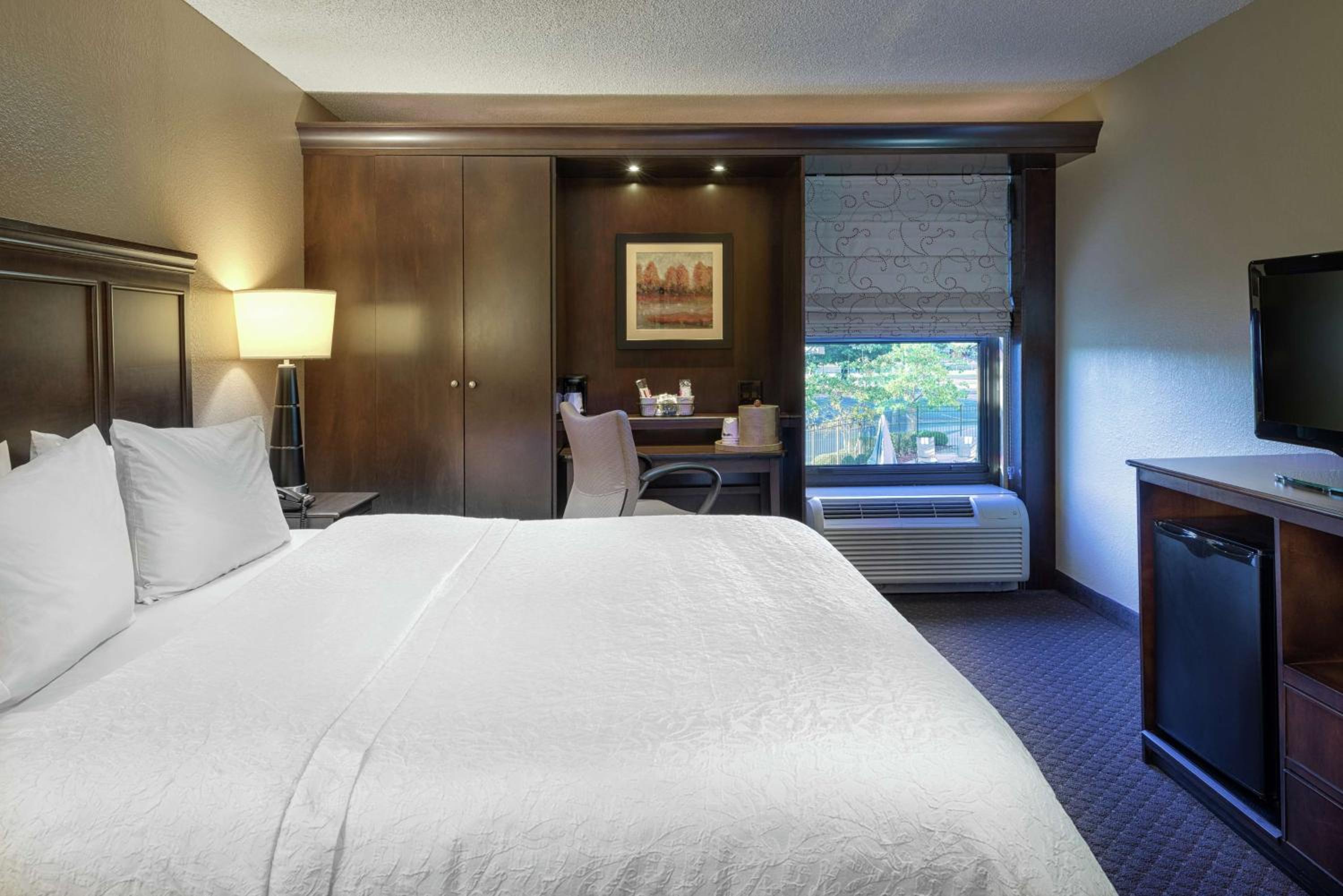 King Room with King Bed - Non-Smoking - Photo 5