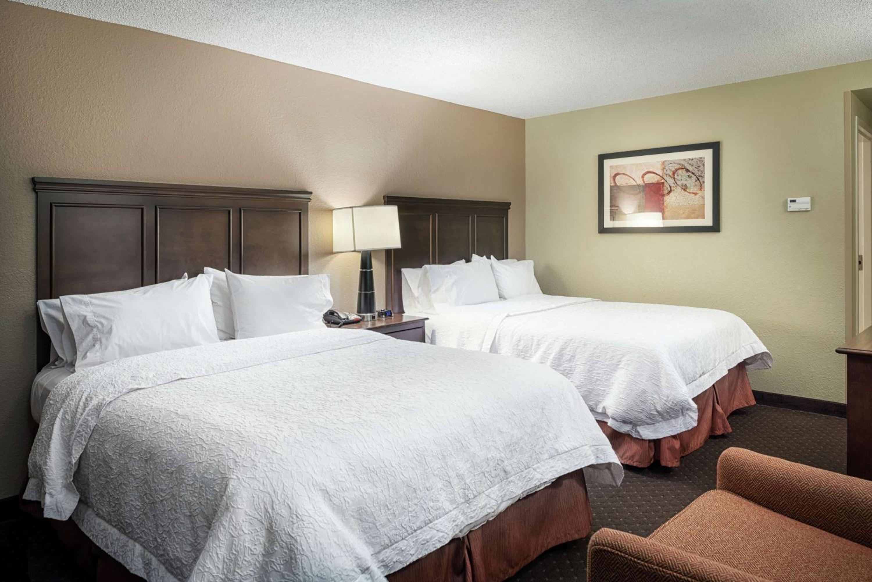 Room with Two Queen Beds - Non-Smoking - Photo 6