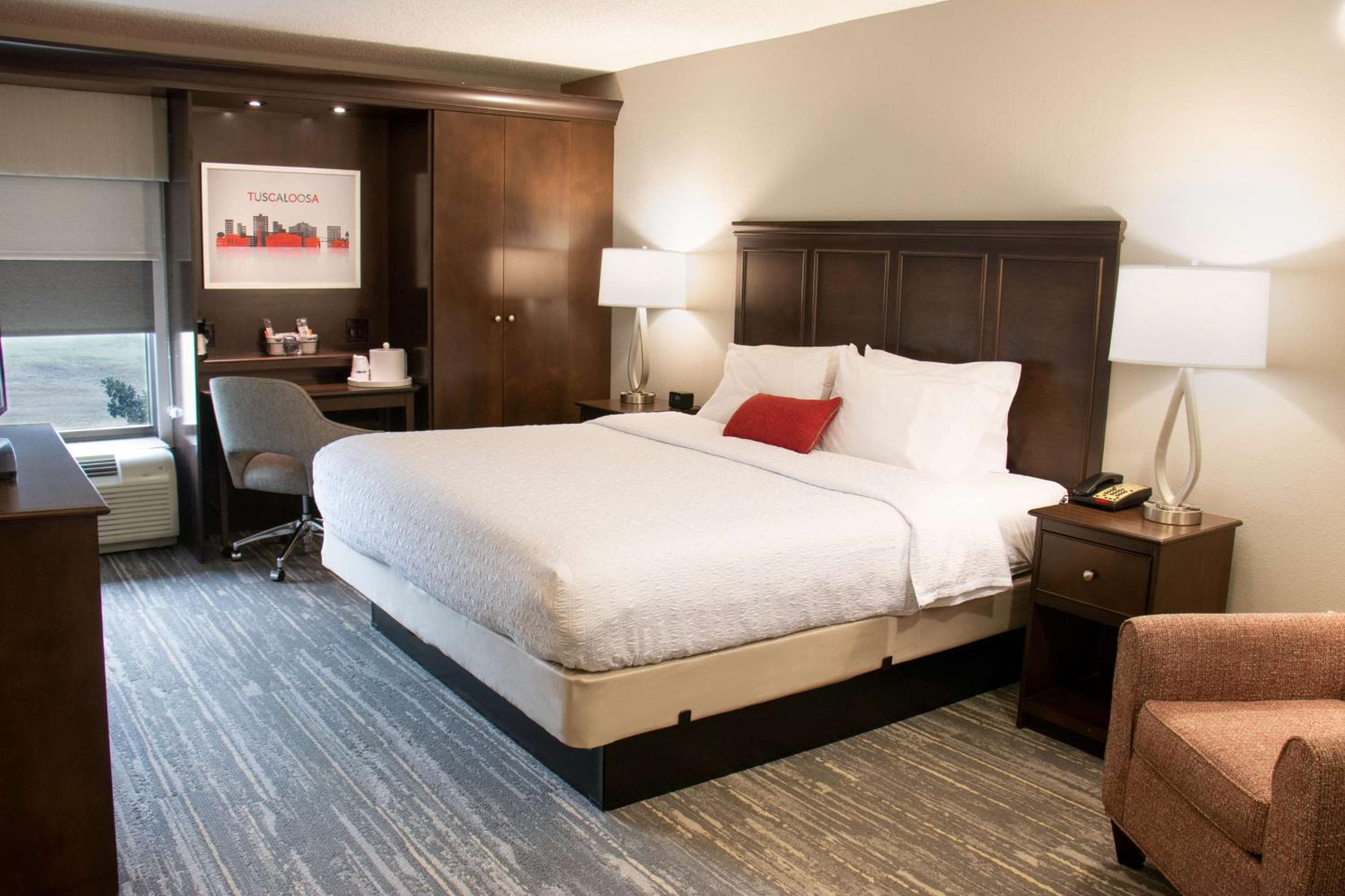King Room with King Bed - Non-Smoking - Photo 7