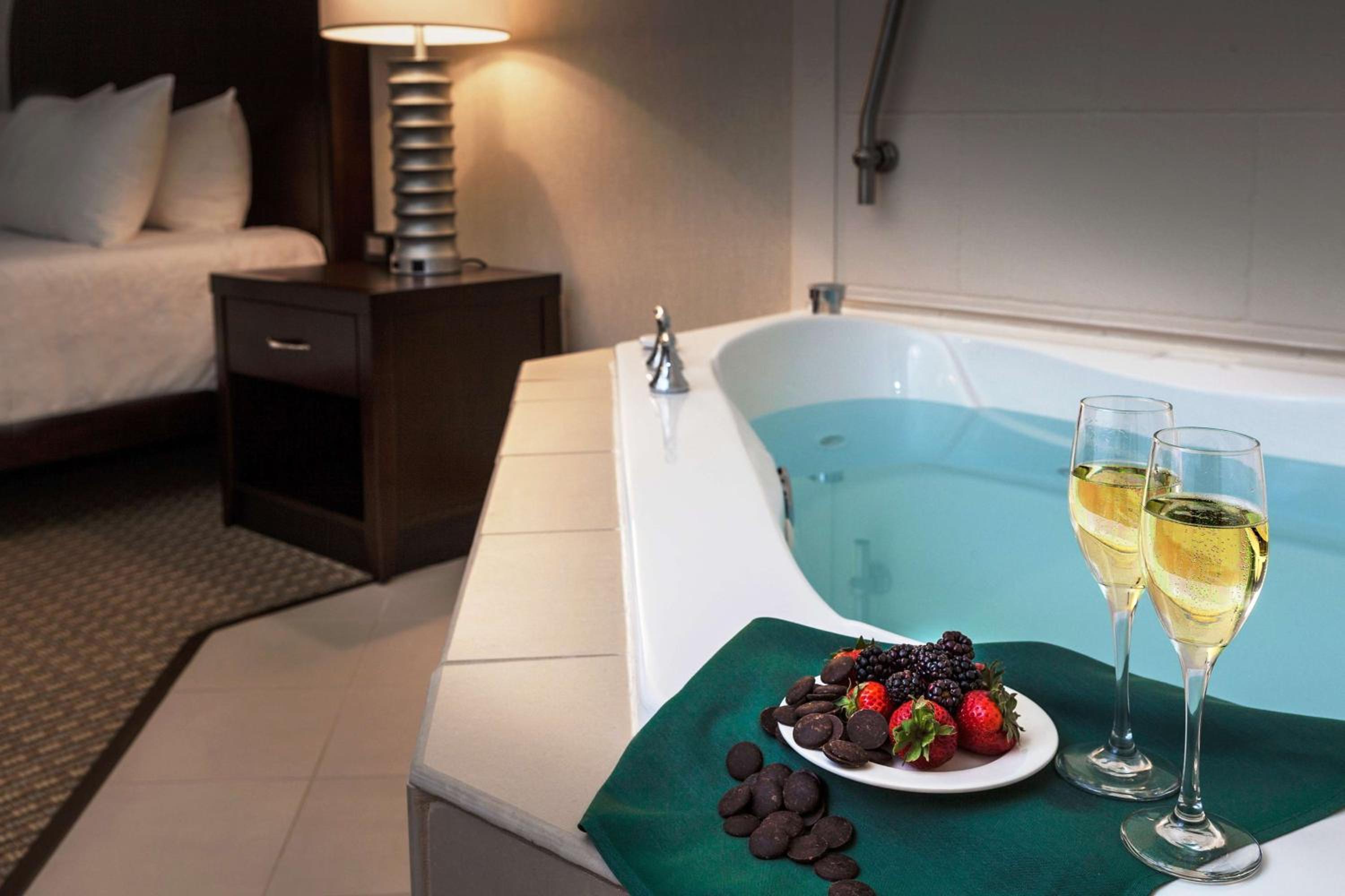 King Room with Spa Bath - Photo 3