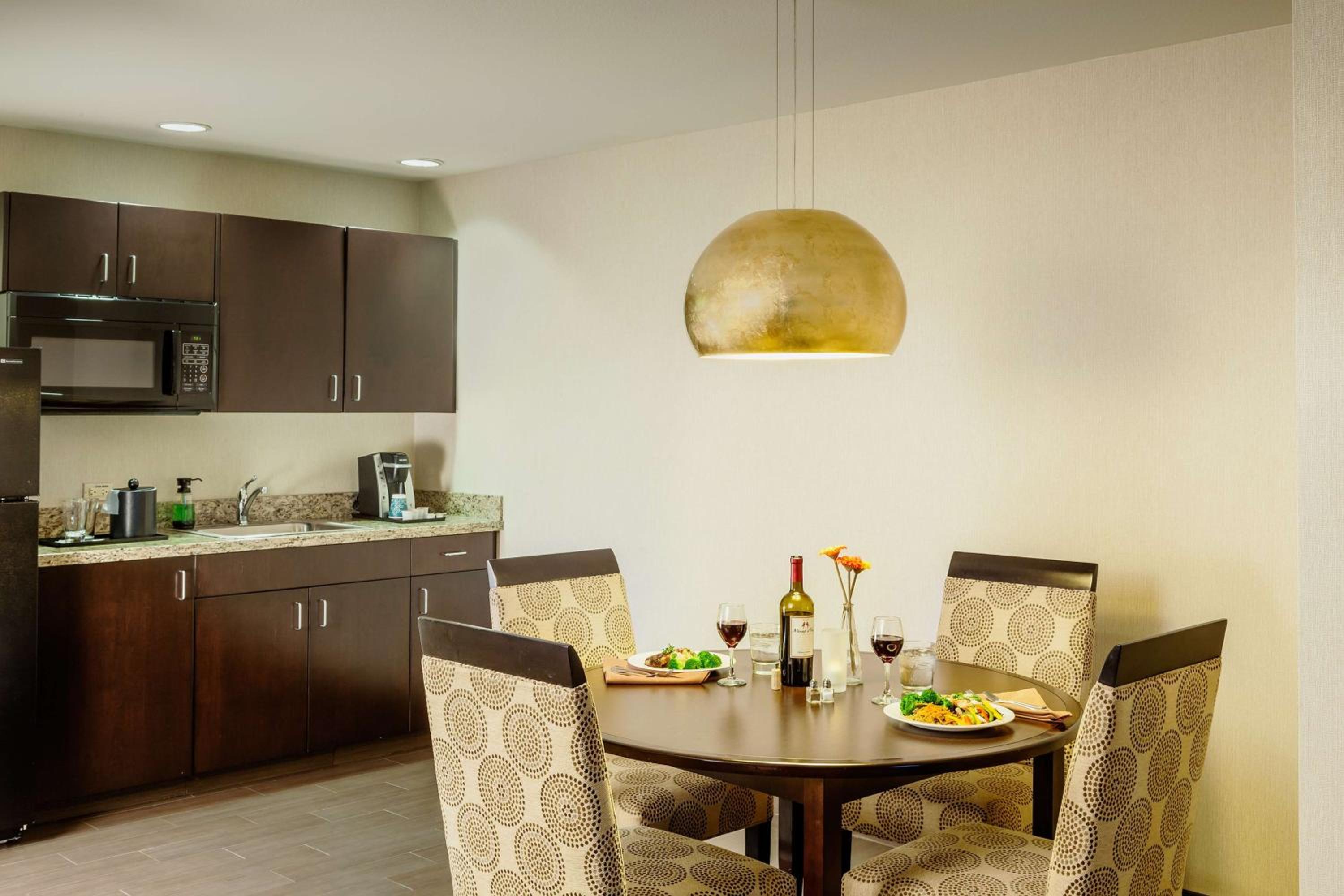 Deluxe King Suite with Shower - Mobility and Hearing Access - Photo 3