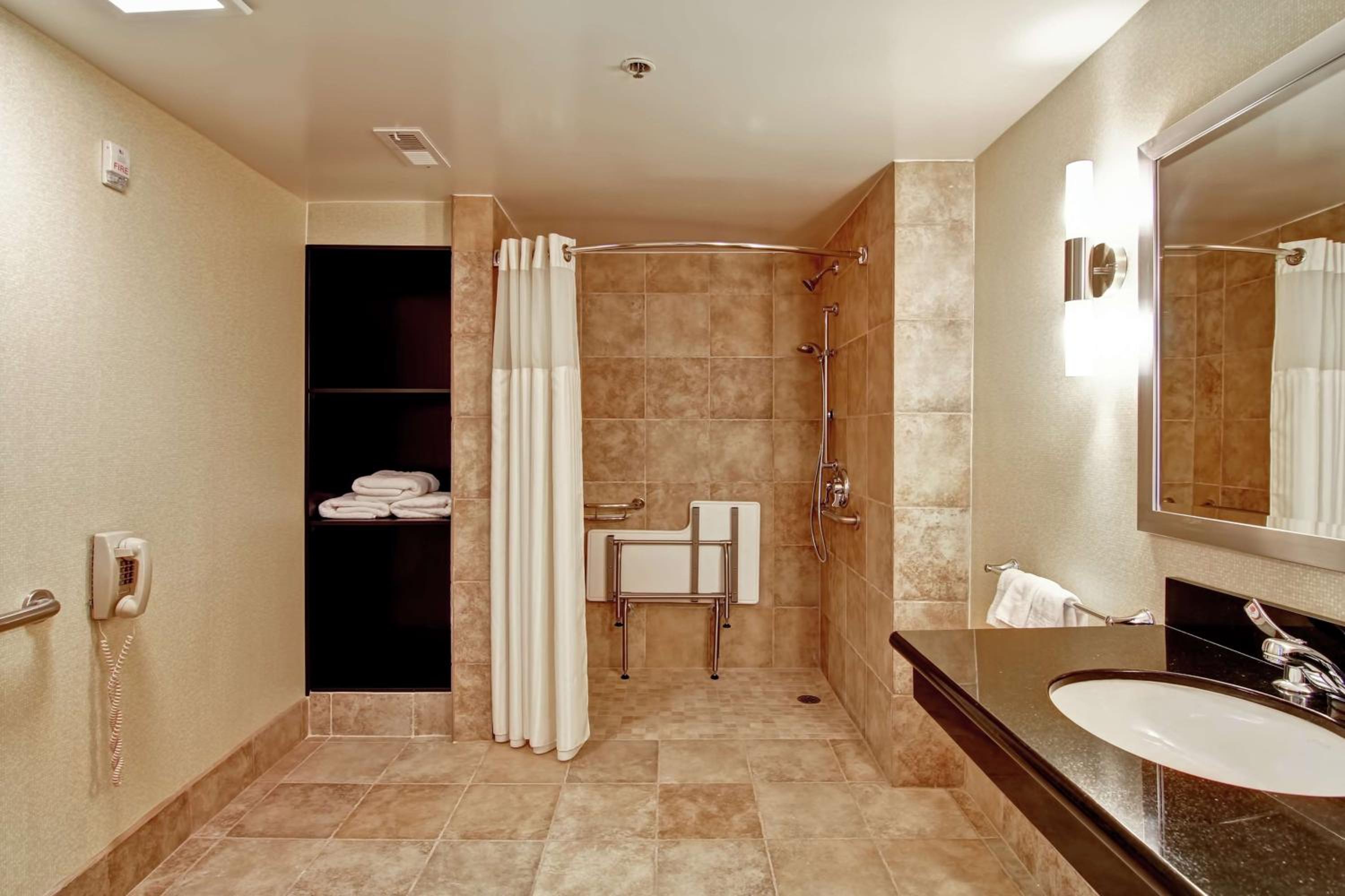 King Room - Disability Access Hearing Accessible - Roll-In Shower photo 2