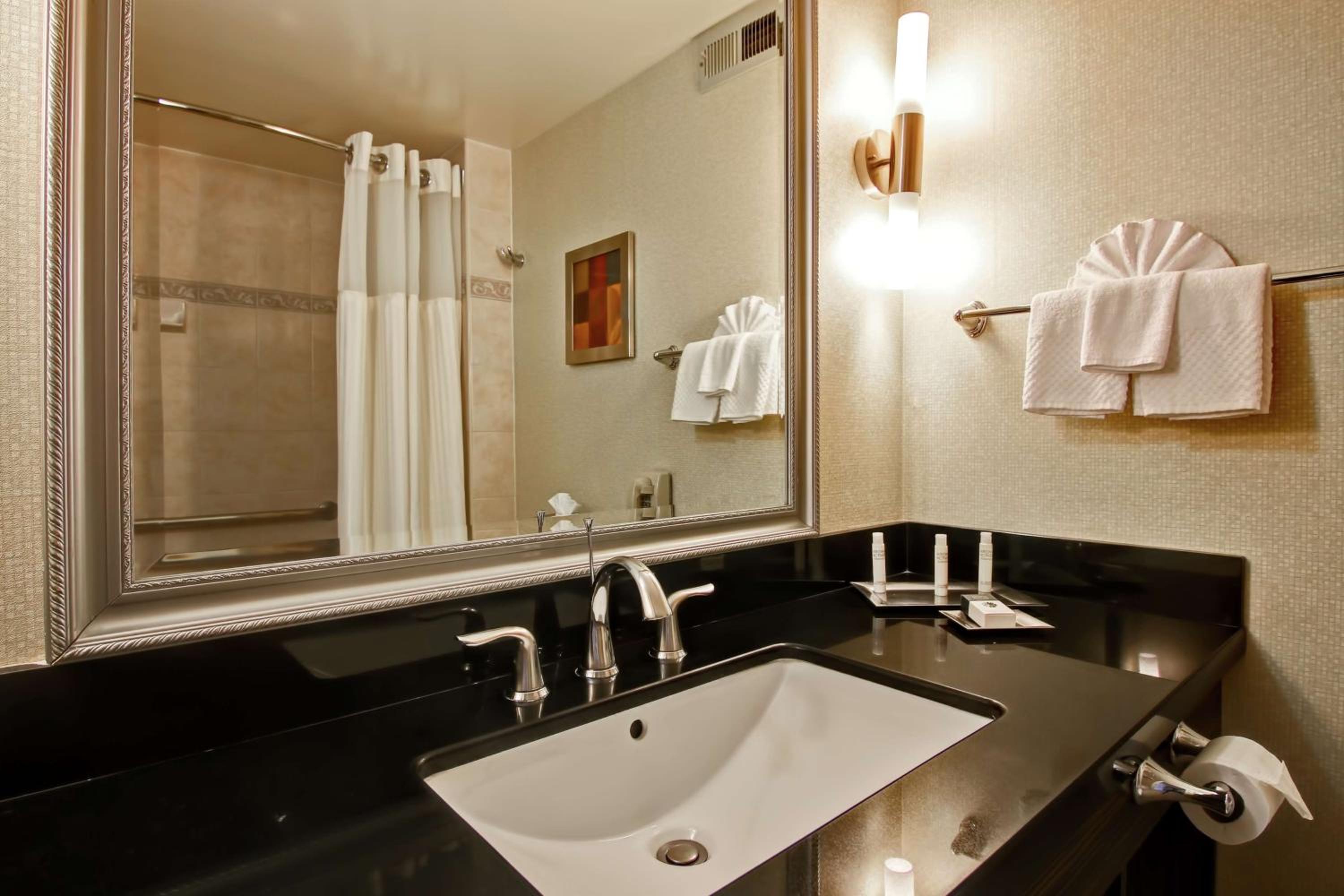 King Room with Mobility Accessible Tub - Photo 4