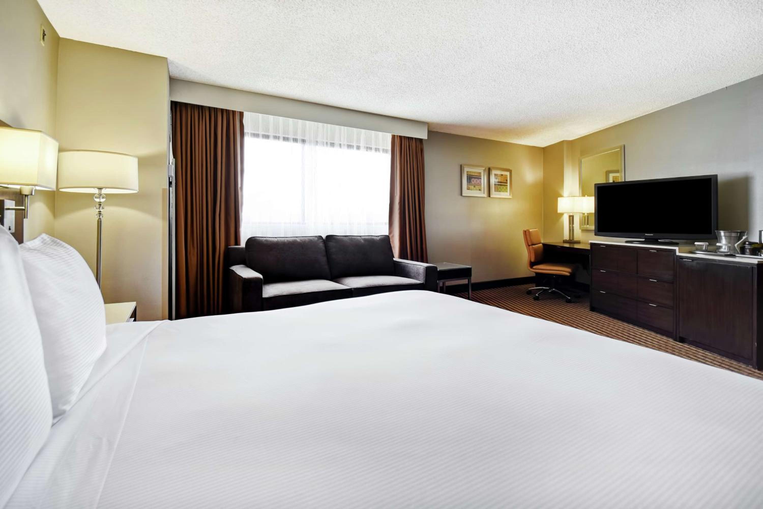 Corner King Room with Sofa Bed - Photo 2
