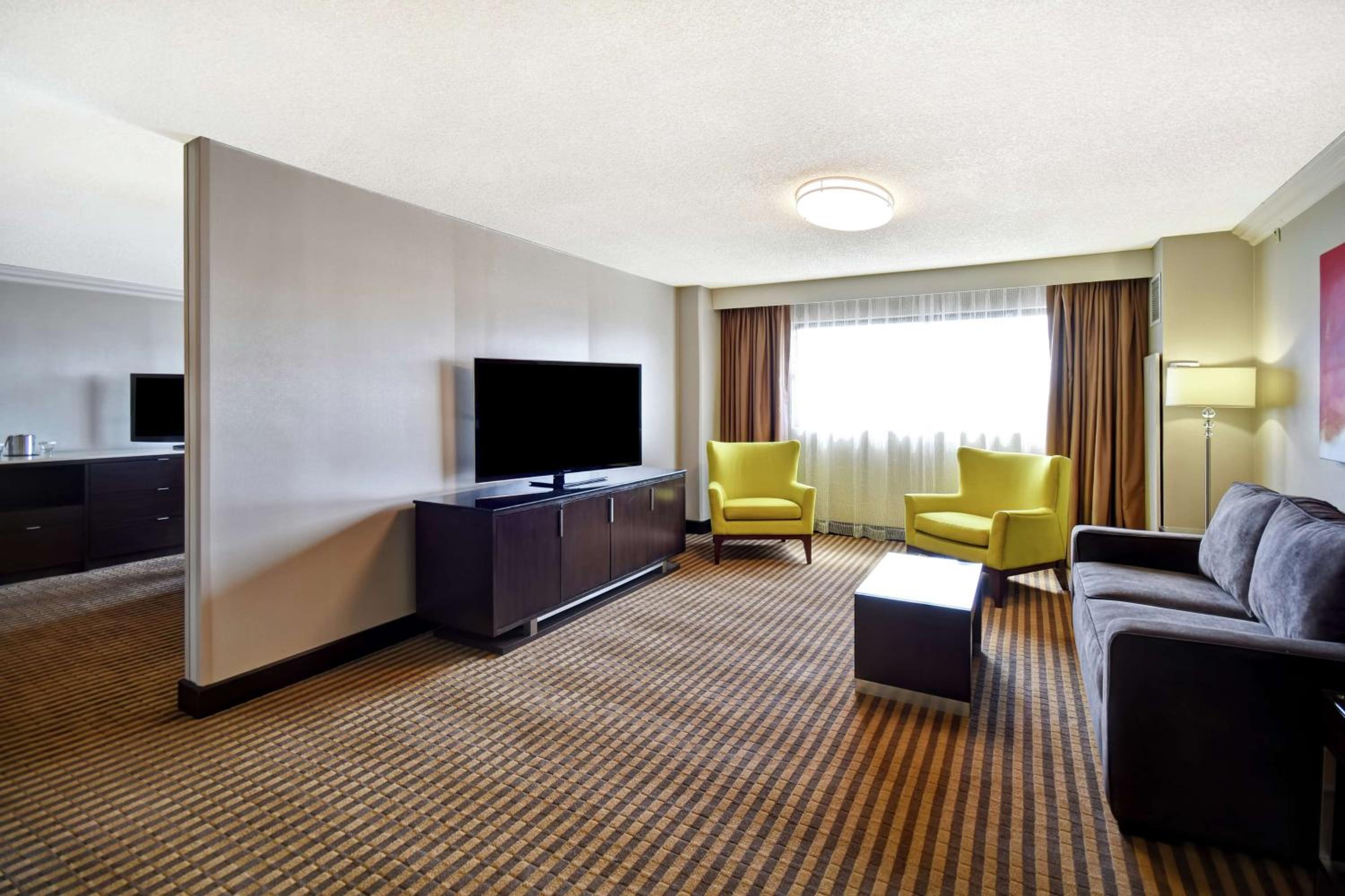 One-Bedroom King Suite - Photo 3