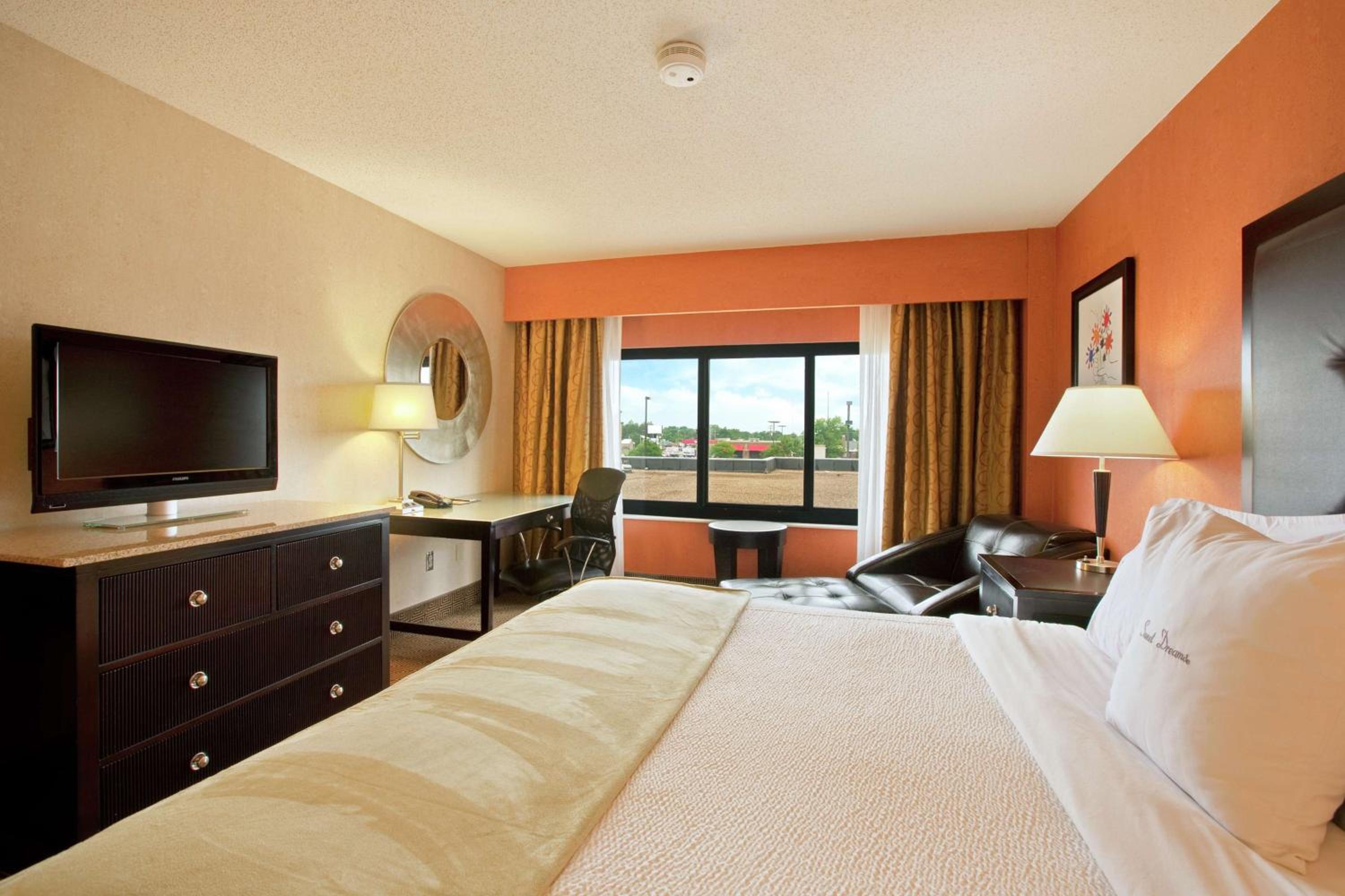 King Room with King Bed - Non-Smoking - Photo 3