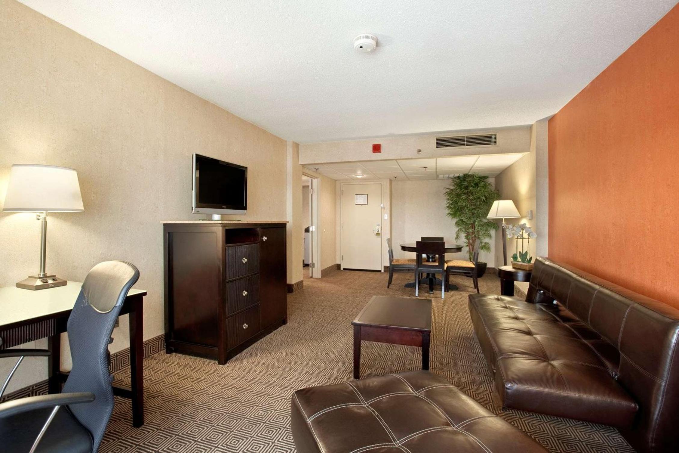 Junior King Suite - Non-Smoking photo 2