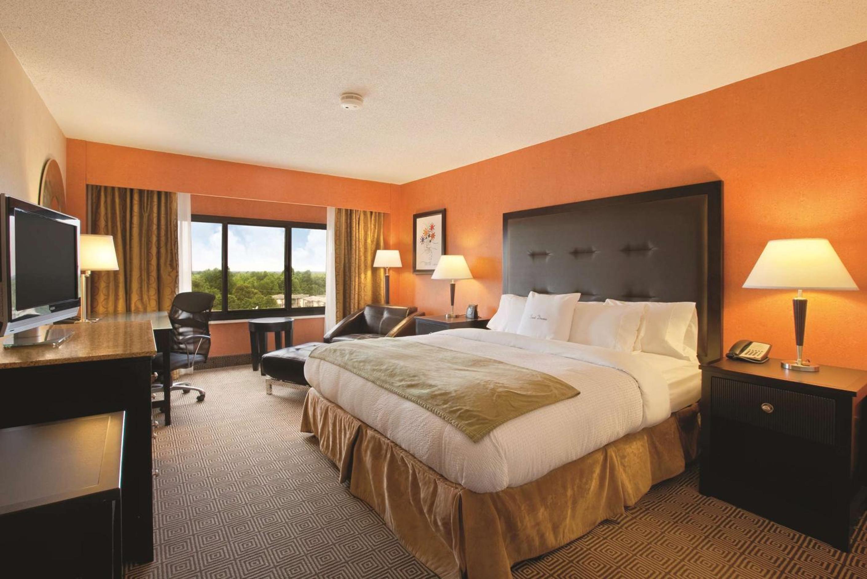 Room with Two Queen Beds - Non-Smoking - Photo 2