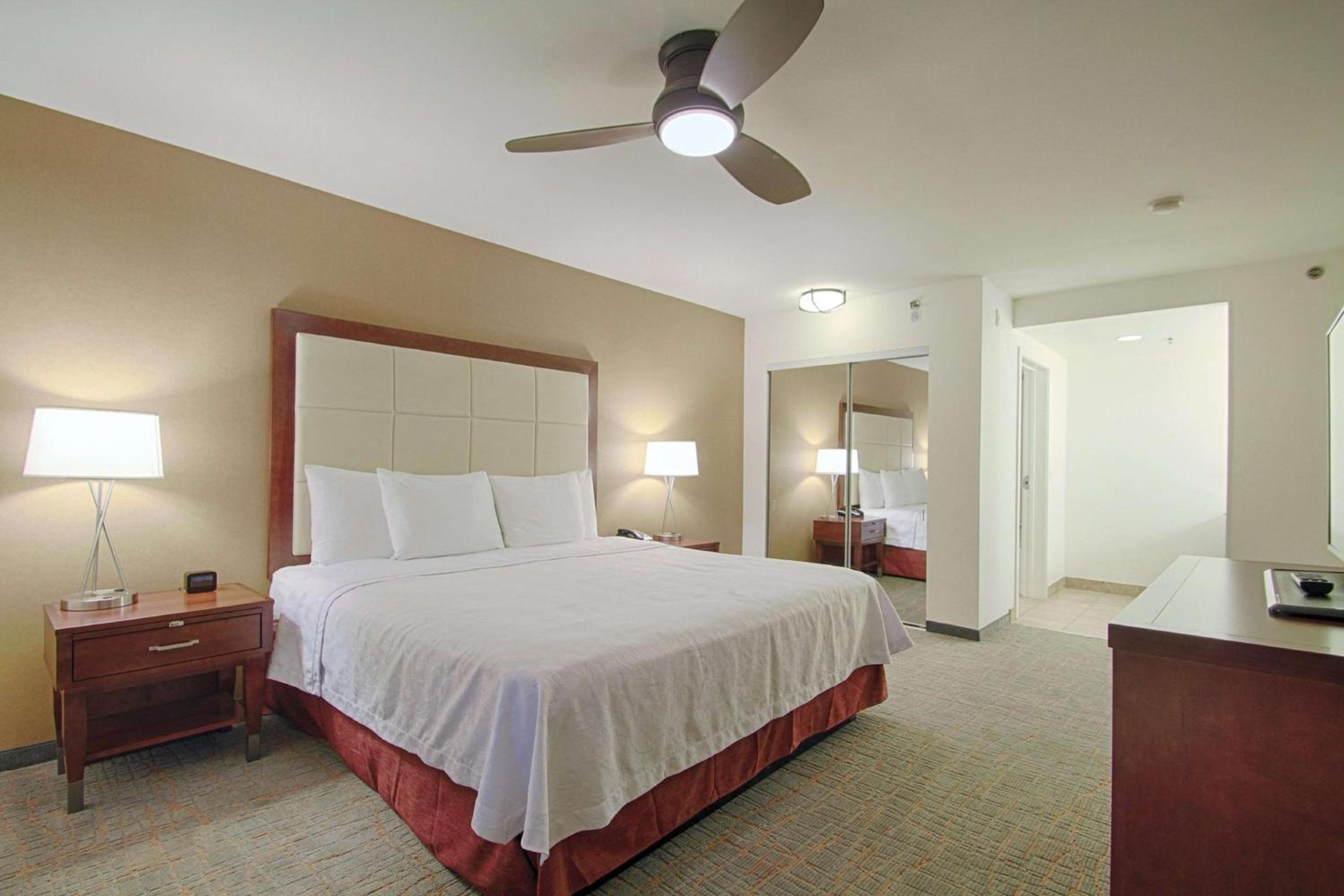 One-Bedroom Queen Suite with Two Queen Beds - Non-Smoking - Photo 2