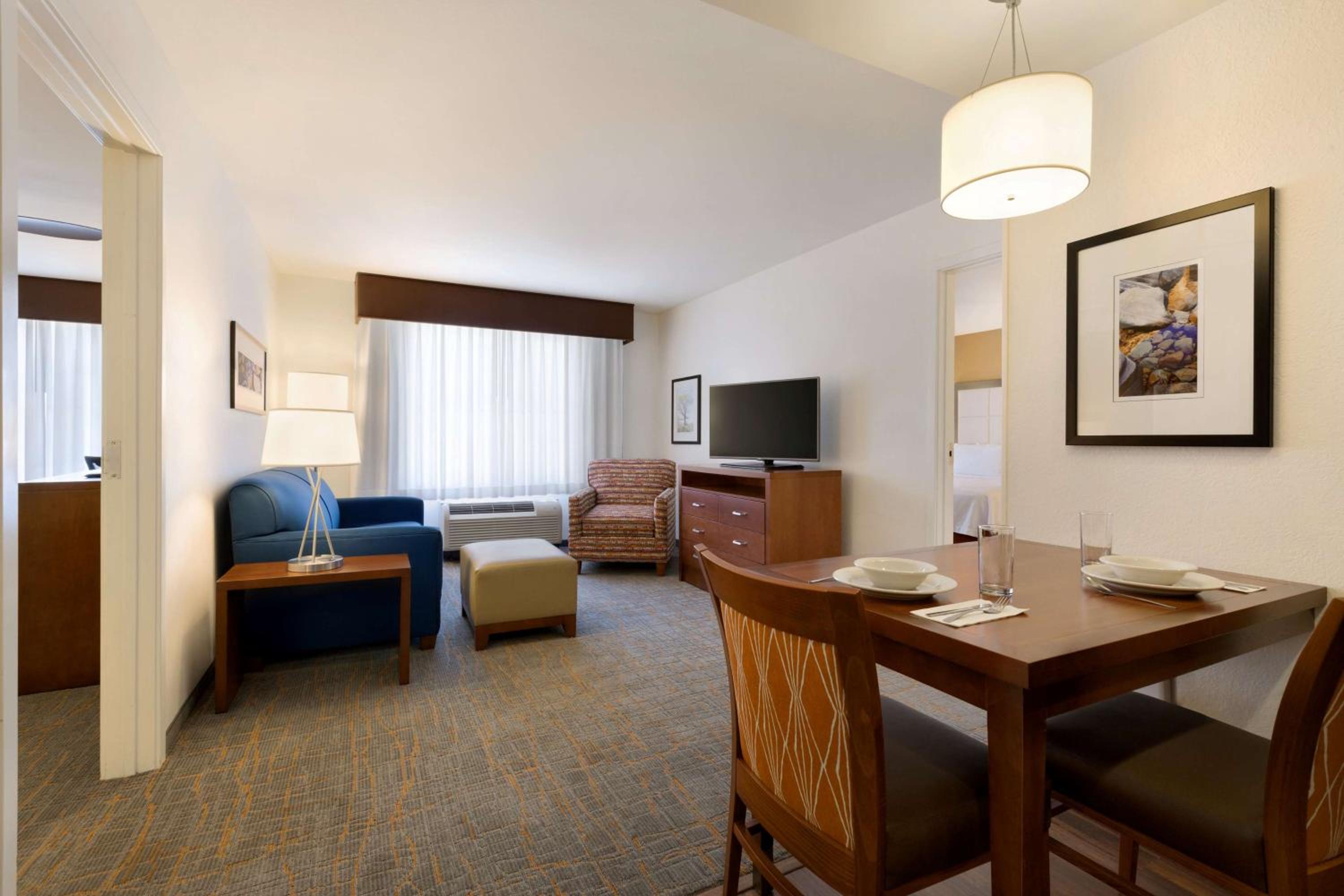 Two Bedroom Suite with One King and Two Queen Beds - Non-Smoking - Photo 10