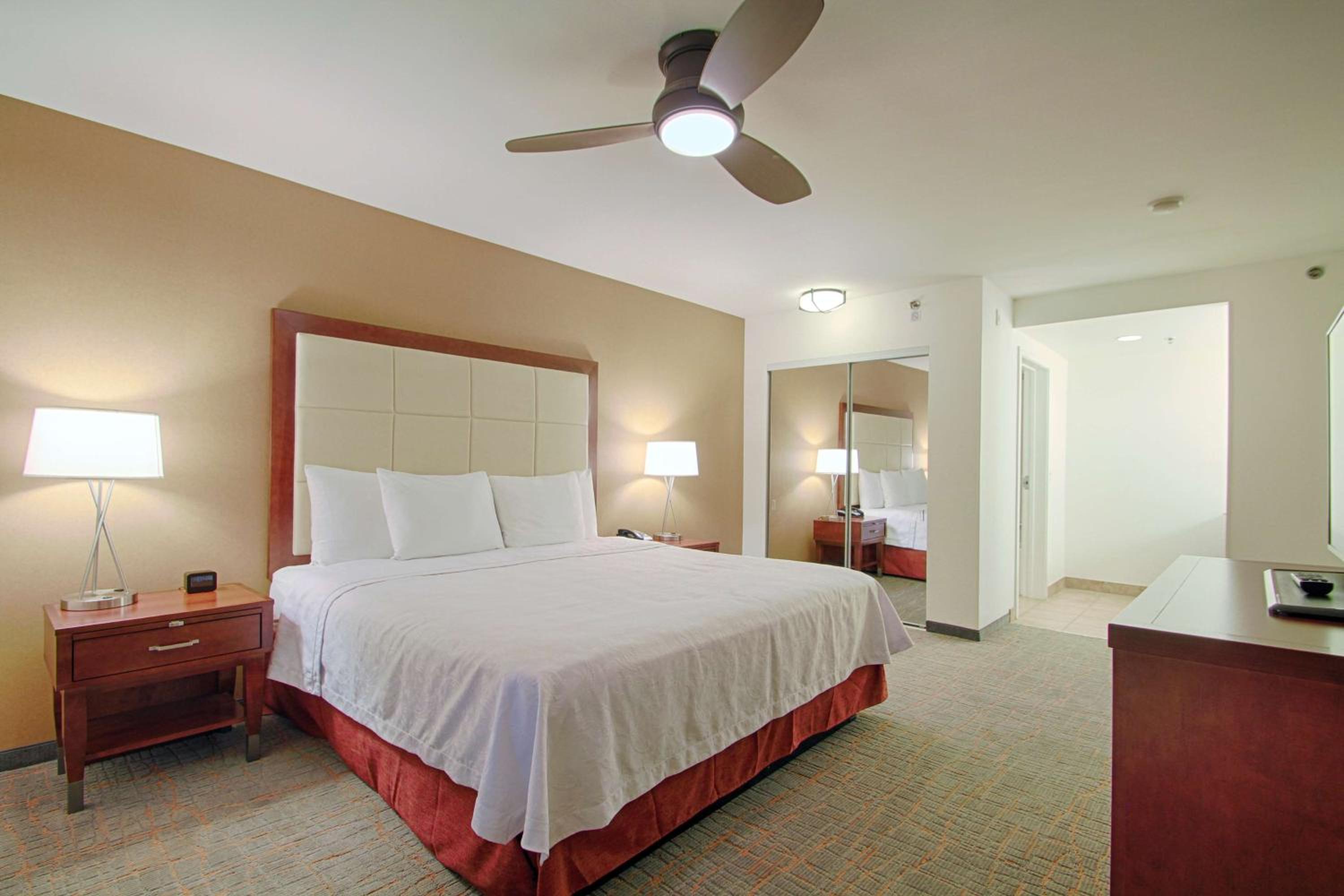 One-Bedroom King Suite - Non-Smoking - Photo 2