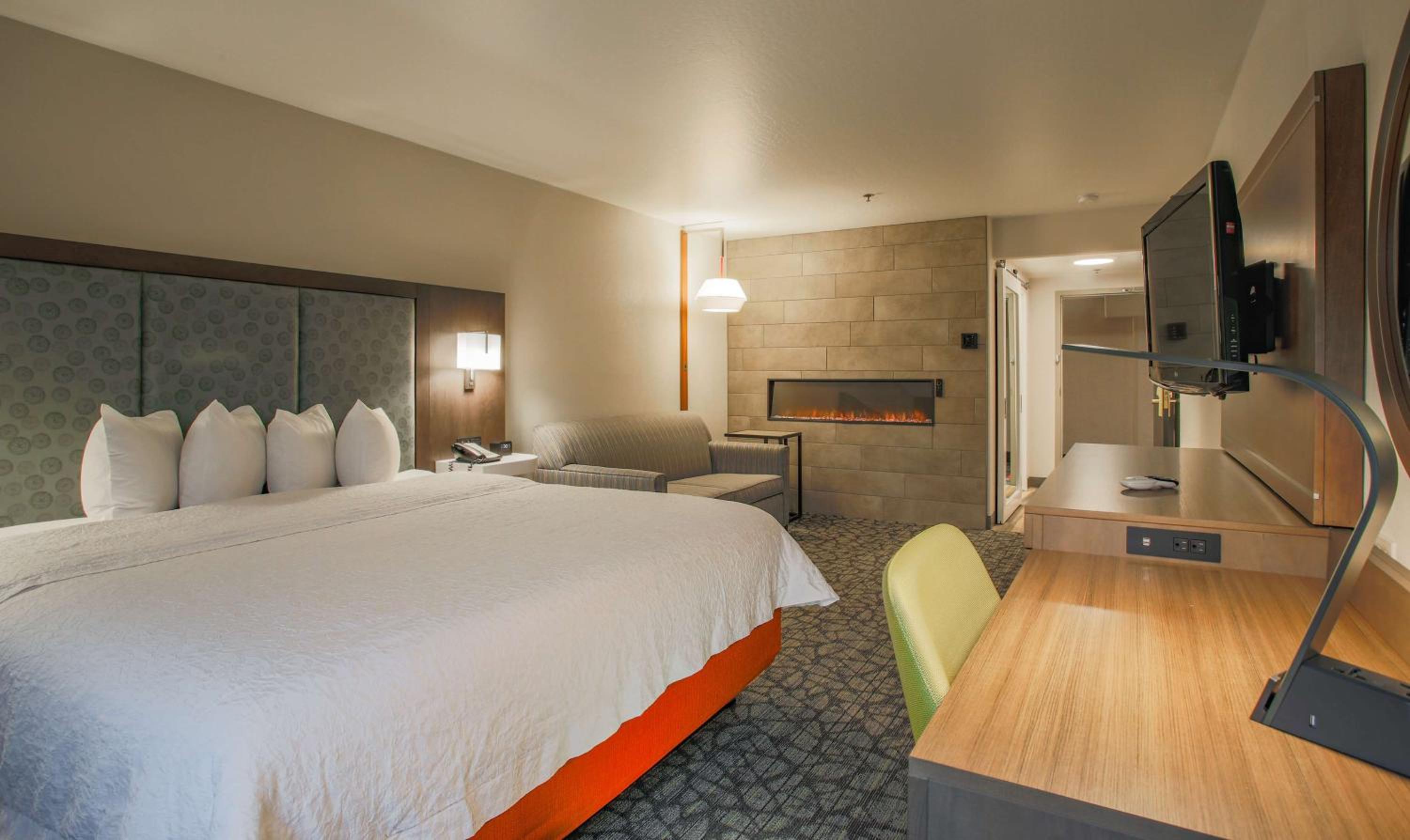 King Room with Sofa Bed and Fireplace - Photo 3