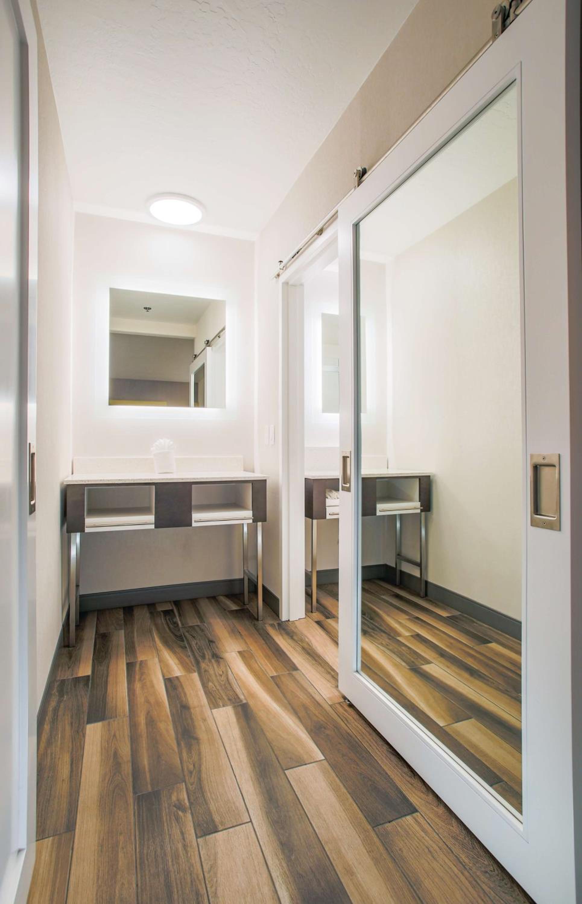 One-Bedroom King Suite - Non-Smoking - Photo 5