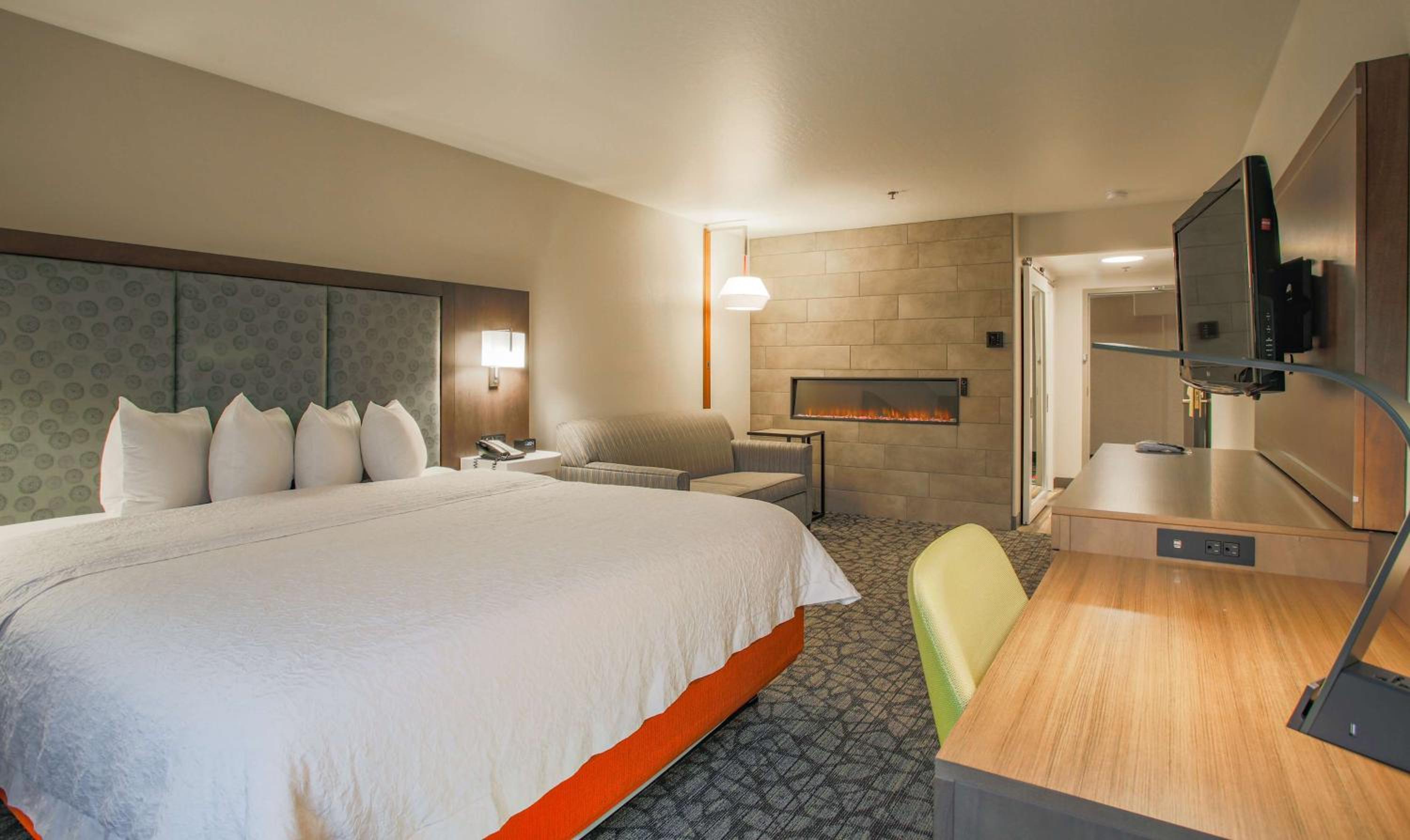 King Room with Sofa Bed and Fireplace - Photo 4