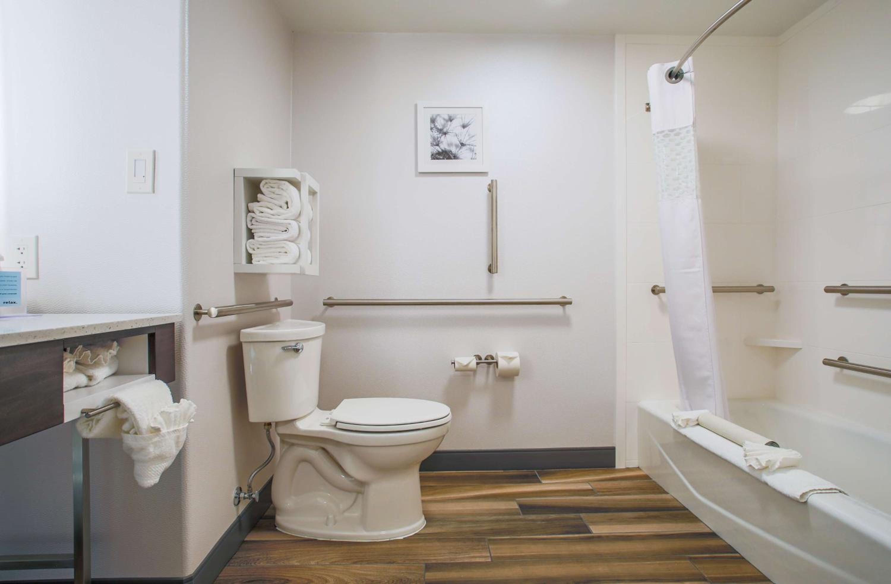 Queen Room with Two Queen Beds - Mobility and Hearing Access/Non-Smoking - Photo 4