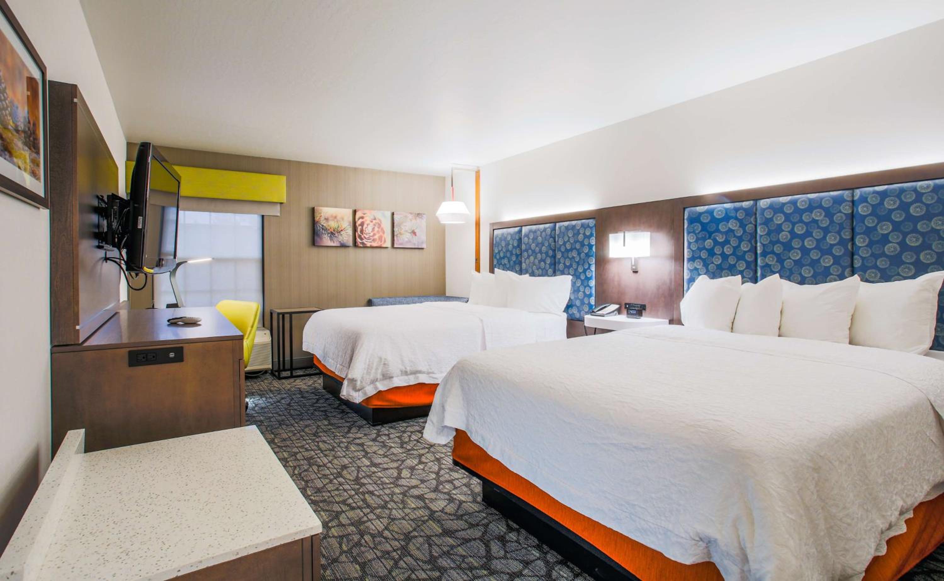 Room with Two Queen Beds - Non-Smoking - Photo 2