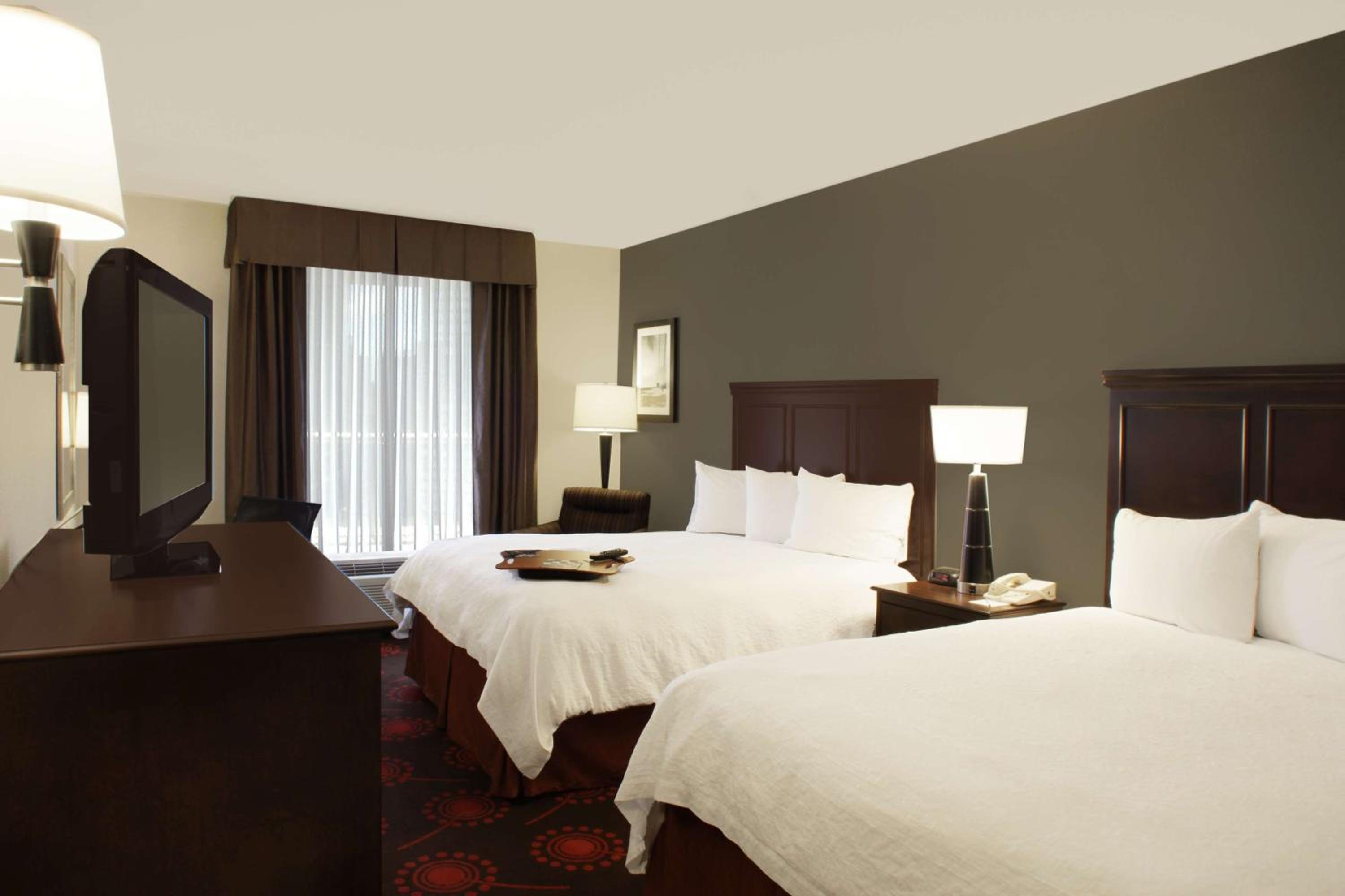 Queen Room with Two Queen Beds - Non-Smoking - Photo 2