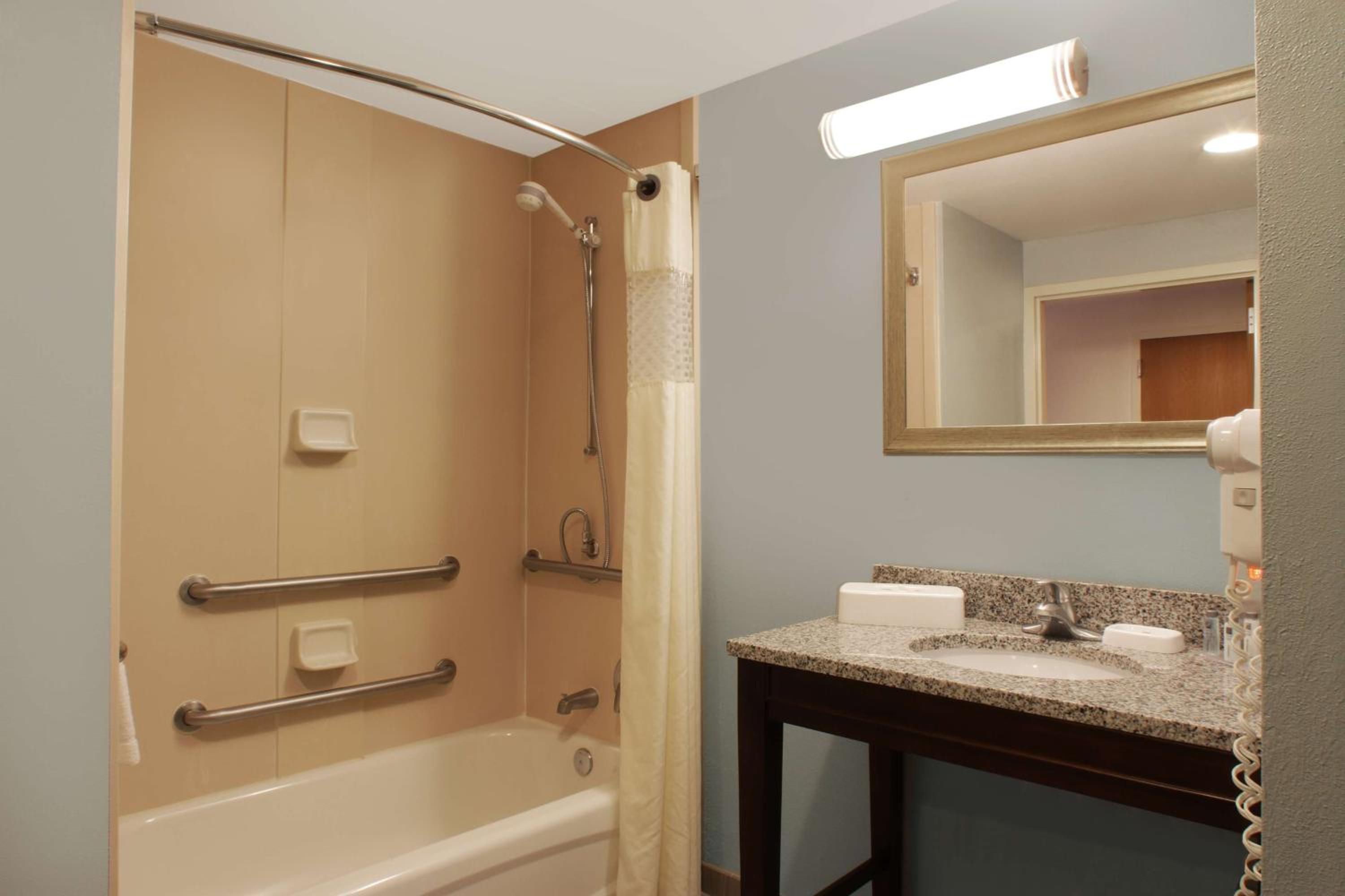 King Room with Accessible Tub - Mobility and Hearing Access/Non-Smoking - Photo 2