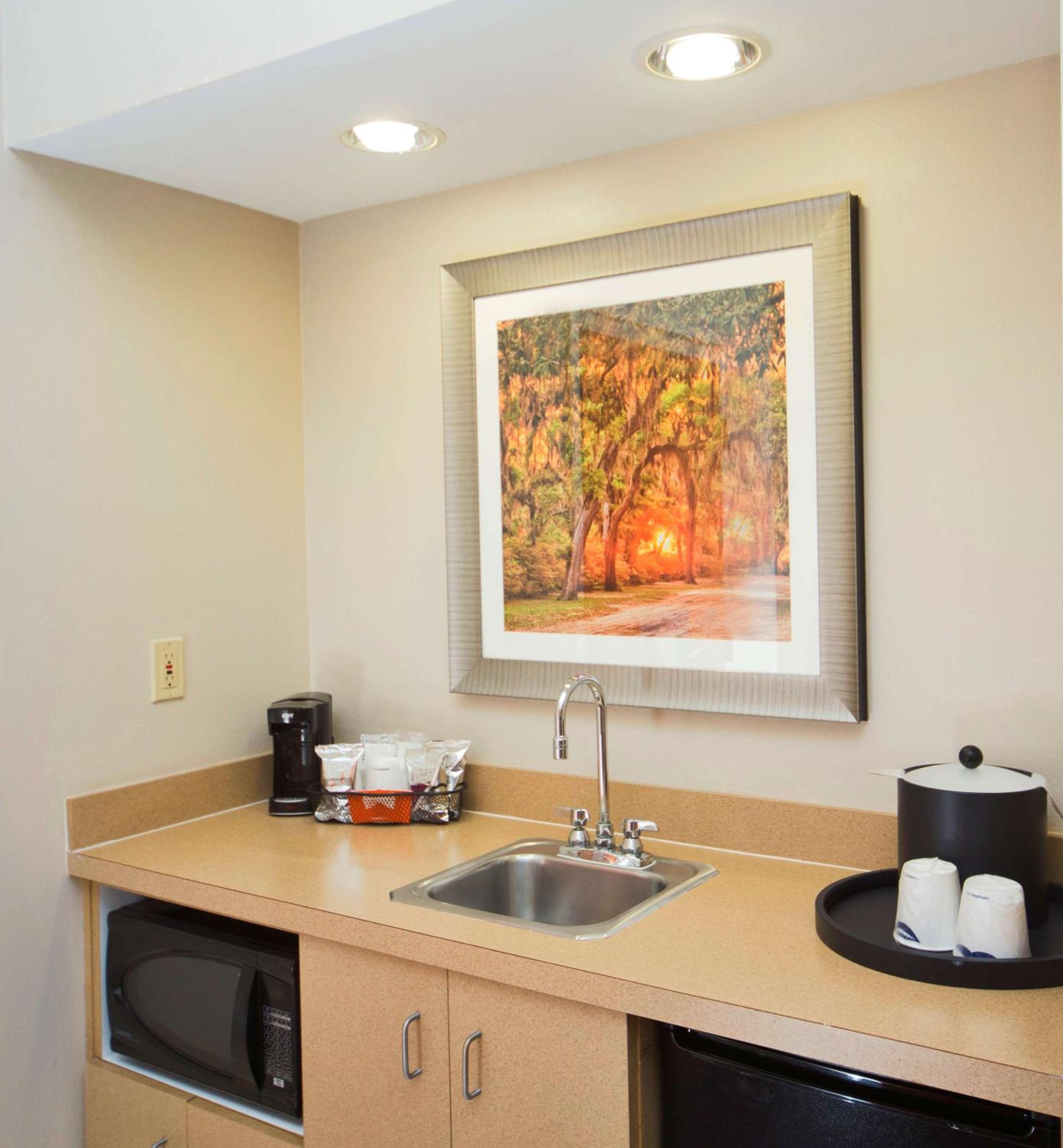 Studio with Two Queen Beds and Roll-In Shower - Mobility Access/Non-Smoking photo 3