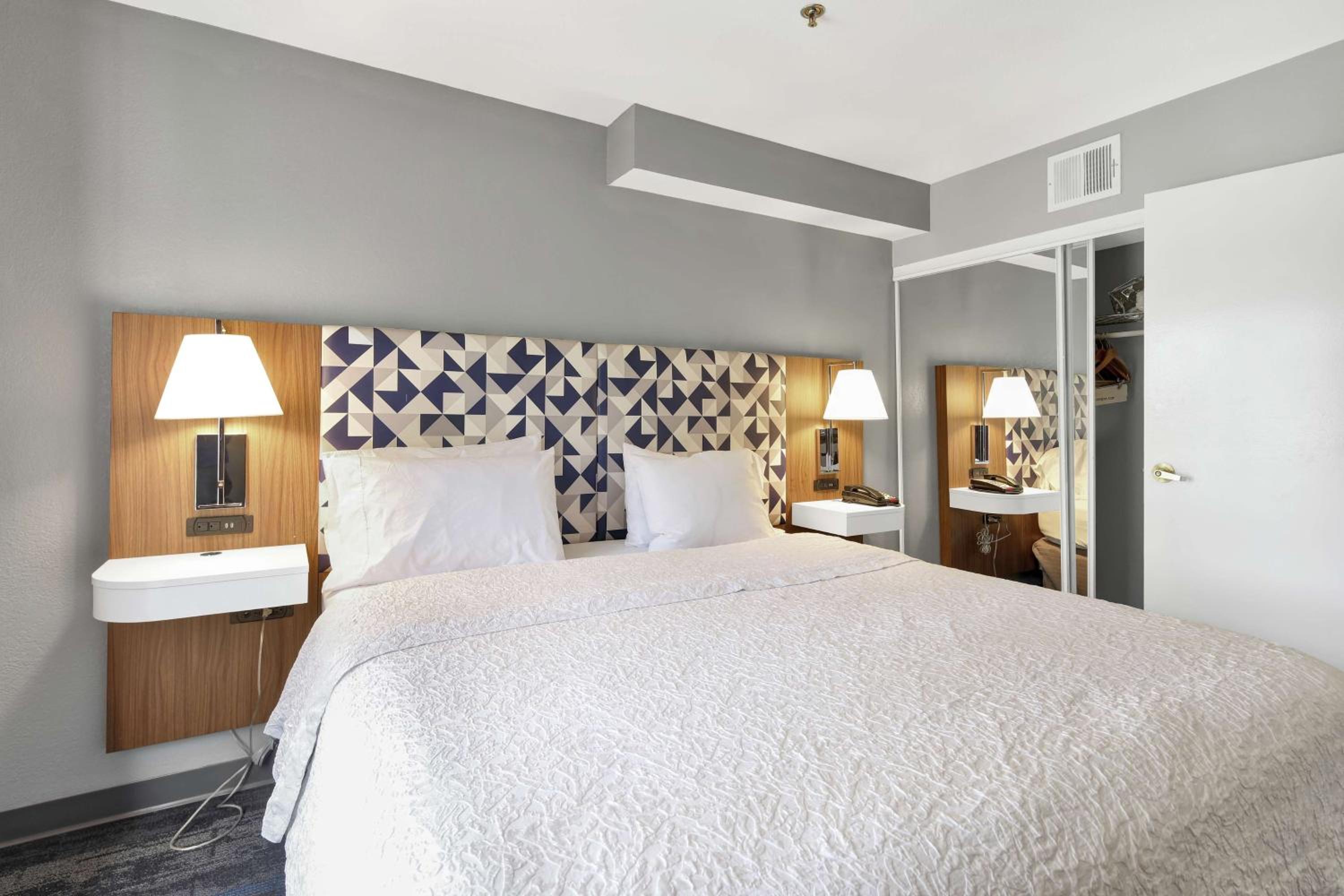 One-Bedroom King Suite - Non-Smoking - Photo 2